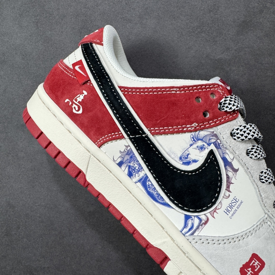图片[6]-【定制版】NK Dunk Low 2026 丙午马年限定款 鞋身融入中式青花瓷风格的马形图案，搭配 “丙午” 纪年印章、“馬” 字标识，采用白、灰、红为主调，白灰基底搭配红色细节，青花瓷马形图案与 Swoosh 标识形成呼应，低调中兼具鲜明的生肖主题辨识度与中式文化艺术属性。青花瓷马形图案采用精细印花工艺呈现，“丙午” 纪年印章、“馬” 字标识以红色印花点缀，纹理鞋带与红白撞色鞋底强化了整体配色的协调感，体现了文化艺术风格下的细节精致度。 货号：YX5066-410 尺码： 36 36.5 37.5 38 36.5 39 40 40.5 41 42 42.5 43 44 44.5 45-选品中心