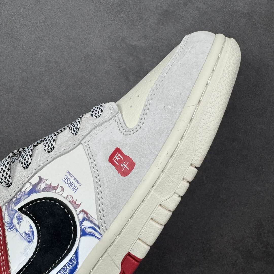 图片[5]-【定制版】NK Dunk Low 2026 丙午马年限定款 鞋身融入中式青花瓷风格的马形图案，搭配 “丙午” 纪年印章、“馬” 字标识，采用白、灰、红为主调，白灰基底搭配红色细节，青花瓷马形图案与 Swoosh 标识形成呼应，低调中兼具鲜明的生肖主题辨识度与中式文化艺术属性。青花瓷马形图案采用精细印花工艺呈现，“丙午” 纪年印章、“馬” 字标识以红色印花点缀，纹理鞋带与红白撞色鞋底强化了整体配色的协调感，体现了文化艺术风格下的细节精致度。 货号：YX5066-410 尺码： 36 36.5 37.5 38 36.5 39 40 40.5 41 42 42.5 43 44 44.5 45-选品中心