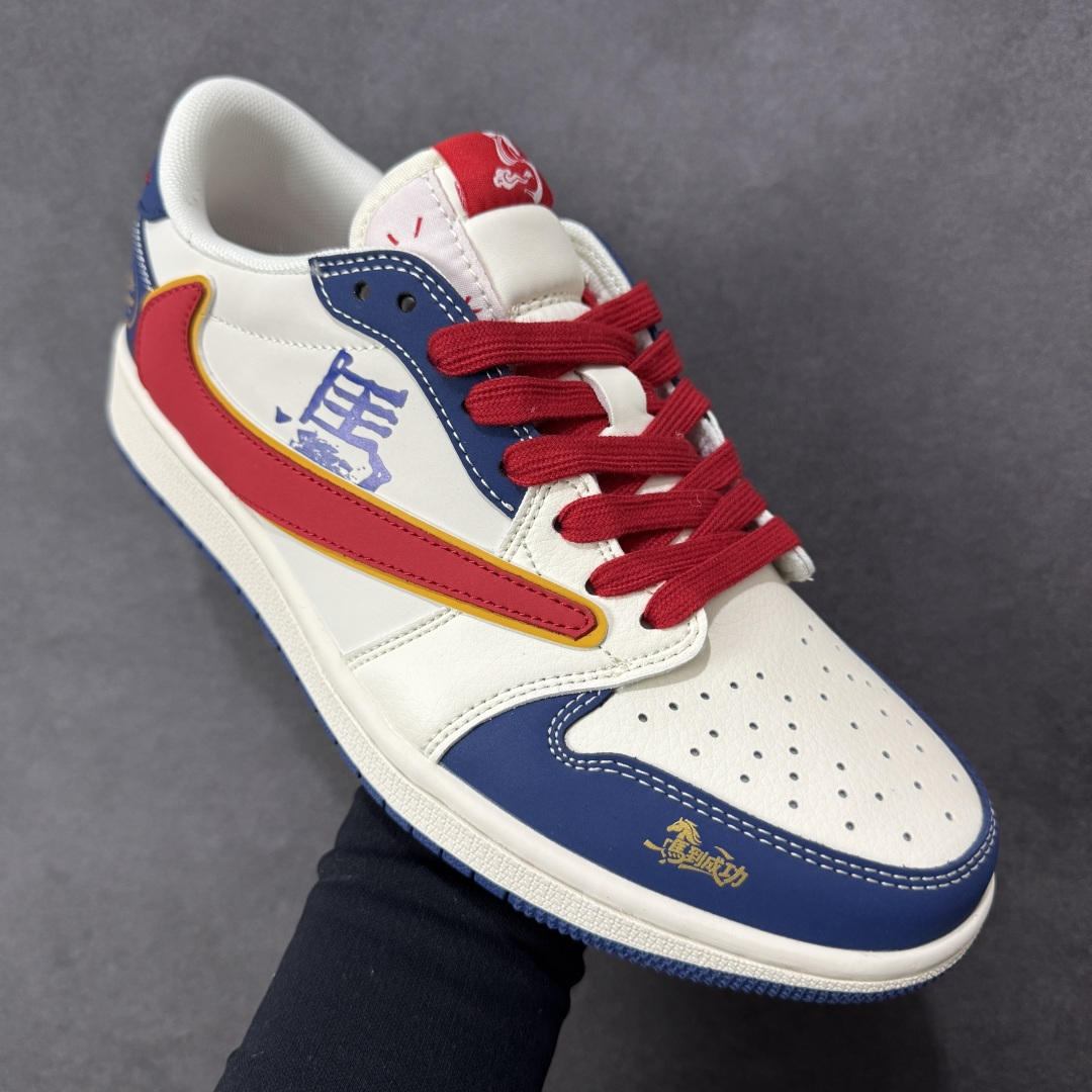 图片[3]-【定制版】Air Jordan Low FC1688-254这波配色直接封神！白蓝红的撞色搭配亮眼又经典，鞋身的红蓝Swoosh带着鎏金镶边，瞬间拉满高级感。鞋侧的手绘风图案和鞋跟处的金色图腾细节感爆棚，打破常规的设计让整双鞋充满街头个性。低帮鞋型上脚超显腿长，搭配牛仔裤、运动束脚裤都能轻松拿捏潮流感，妥妥的出街吸睛利器！ 尺码：36-45-选品中心