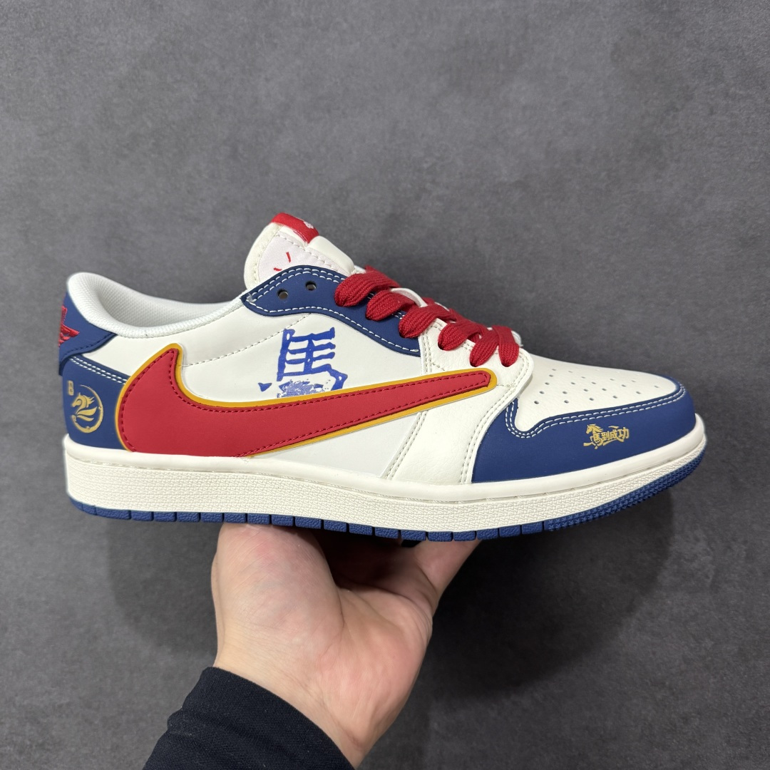 【定制版】Air Jordan Low FC1688-254这波配色直接封神！白蓝红的撞色搭配亮眼又经典，鞋身的红蓝Swoosh带着鎏金镶边，瞬间拉满高级感。鞋侧的手绘风图案和鞋跟处的金色图腾细节感爆棚，打破常规的设计让整双鞋充满街头个性。低帮鞋型上脚超显腿长，搭配牛仔裤、运动束脚裤都能轻松拿捏潮流感，妥妥的出街吸睛利器！ 尺码：36-45-选品中心