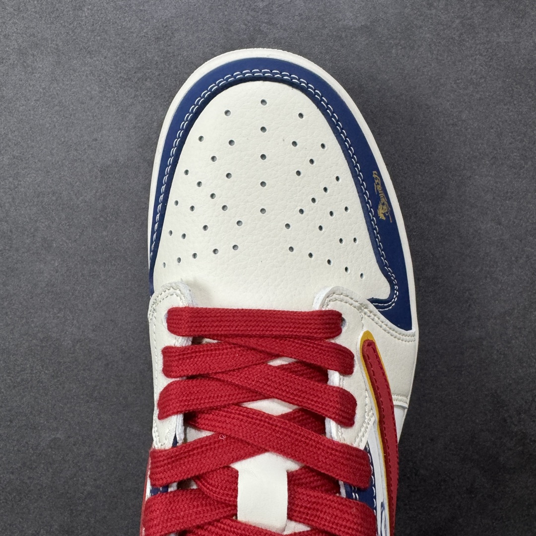 图片[8]-【定制版】Air Jordan Low FC1688-254这波配色直接封神！白蓝红的撞色搭配亮眼又经典，鞋身的红蓝Swoosh带着鎏金镶边，瞬间拉满高级感。鞋侧的手绘风图案和鞋跟处的金色图腾细节感爆棚，打破常规的设计让整双鞋充满街头个性。低帮鞋型上脚超显腿长，搭配牛仔裤、运动束脚裤都能轻松拿捏潮流感，妥妥的出街吸睛利器！ 尺码：36-45-选品中心