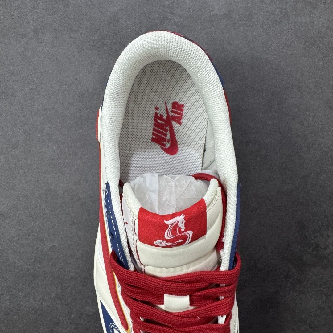 图片[7]-【定制版】Air Jordan Low FC1688-254这波配色直接封神！白蓝红的撞色搭配亮眼又经典，鞋身的红蓝Swoosh带着鎏金镶边，瞬间拉满高级感。鞋侧的手绘风图案和鞋跟处的金色图腾细节感爆棚，打破常规的设计让整双鞋充满街头个性。低帮鞋型上脚超显腿长，搭配牛仔裤、运动束脚裤都能轻松拿捏潮流感，妥妥的出街吸睛利器！ 尺码：36-45-选品中心