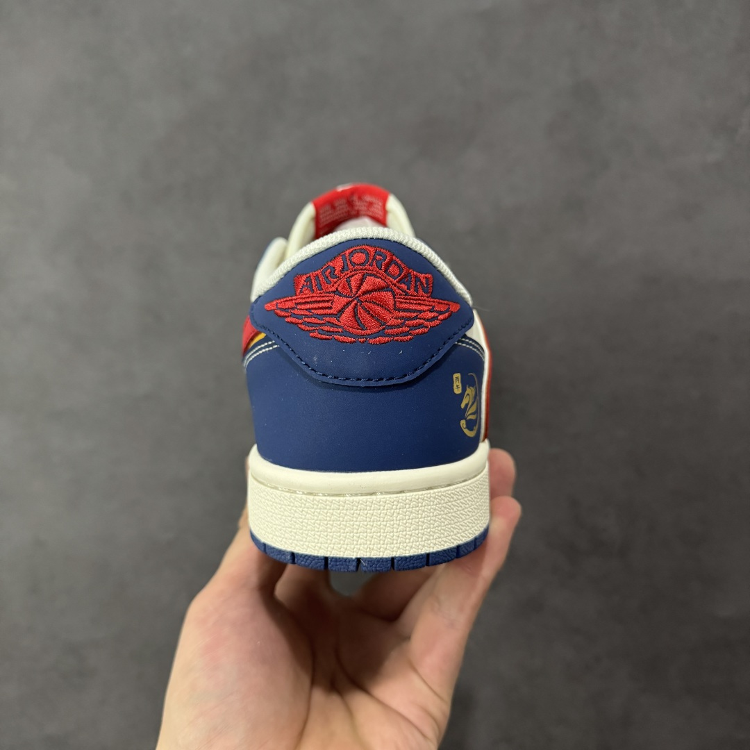图片[4]-【定制版】Air Jordan Low FC1688-254这波配色直接封神！白蓝红的撞色搭配亮眼又经典，鞋身的红蓝Swoosh带着鎏金镶边，瞬间拉满高级感。鞋侧的手绘风图案和鞋跟处的金色图腾细节感爆棚，打破常规的设计让整双鞋充满街头个性。低帮鞋型上脚超显腿长，搭配牛仔裤、运动束脚裤都能轻松拿捏潮流感，妥妥的出街吸睛利器！ 尺码：36-45-选品中心