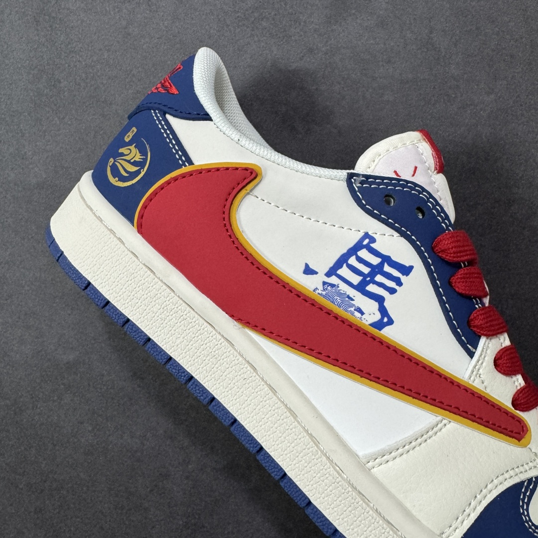 图片[6]-【定制版】Air Jordan Low FC1688-254这波配色直接封神！白蓝红的撞色搭配亮眼又经典，鞋身的红蓝Swoosh带着鎏金镶边，瞬间拉满高级感。鞋侧的手绘风图案和鞋跟处的金色图腾细节感爆棚，打破常规的设计让整双鞋充满街头个性。低帮鞋型上脚超显腿长，搭配牛仔裤、运动束脚裤都能轻松拿捏潮流感，妥妥的出街吸睛利器！ 尺码：36-45-选品中心