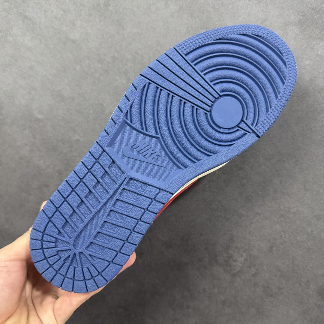 图片[9]-【定制版】Air Jordan Low FC1688-254这波配色直接封神！白蓝红的撞色搭配亮眼又经典，鞋身的红蓝Swoosh带着鎏金镶边，瞬间拉满高级感。鞋侧的手绘风图案和鞋跟处的金色图腾细节感爆棚，打破常规的设计让整双鞋充满街头个性。低帮鞋型上脚超显腿长，搭配牛仔裤、运动束脚裤都能轻松拿捏潮流感，妥妥的出街吸睛利器！ 尺码：36-45-选品中心