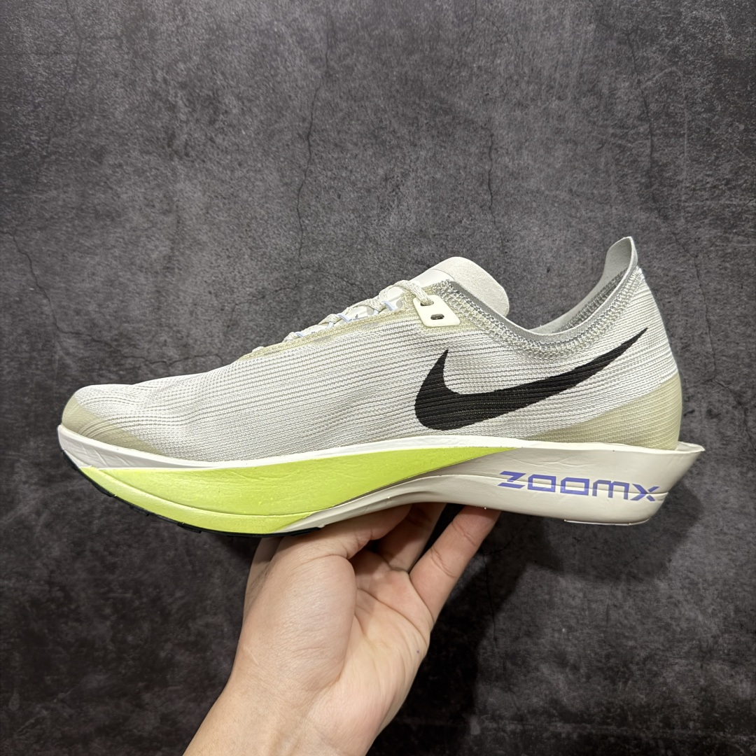 图片[2]-【碳科技纯原】耐克Nike ZoomX Streakfly 2 疾驰者2代系列低帮竞速轻质缓震透气休闲运动跑步鞋“ 市场顶级版本 跑鞋第一梯队 专业跑鞋‼️ 原标原盒 全掌真碳版 真Zoom X气垫 超薄针织鞋面 柔软缓震，nike Streakfly 2是一款专为短距离竞速设计的高性能跑鞋。日常穿着也是非常舒适，单只42码仅重126克，比前代减轻40克，接近田径钉鞋的轻盈感，适合追求速度的跑者。搭载全掌Flyplate碳纤维板，提供强劲推进力，配合ZoomX泡棉中底，能量回馈出色，滚动感顺滑。外底采用轻薄橡胶材质，抓地力出色，湿滑路面也能稳定发挥。工程精制网眼鞋面，透气性极佳，贴合脚部轮廓，减少闷热感。ZoomX泡棉中底兼顾缓震与回弹，适合短距离快速奔跑。Nike Streakfly 2是为追求速度的精英跑者或短距离竞速爱好者设计的高性能跑鞋，其轻盈、响应迅速的特点使其成为短距离比赛和训练的理想选择 货号： HF6416-002 尺码： 36 36.5 37.5 38 38.5 39 40 40.5 41 42 42.5 43 44 45 46-选品中心