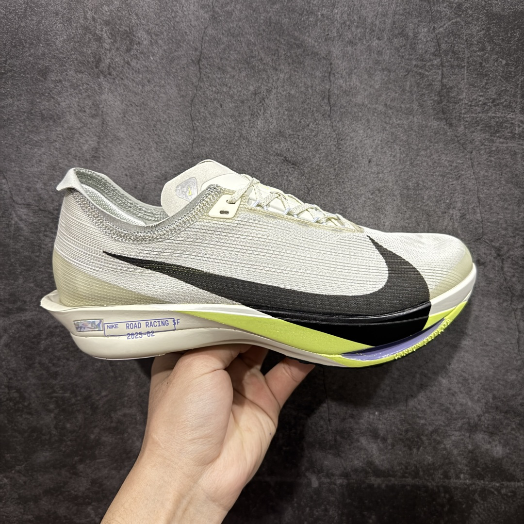 【碳科技纯原】耐克Nike ZoomX Streakfly 2 疾驰者2代系列低帮竞速轻质缓震透气休闲运动跑步鞋“ 市场顶级版本 跑鞋第一梯队 专业跑鞋‼️ 原标原盒 全掌真碳版 真Zoom X气垫 超薄针织鞋面 柔软缓震，nike Streakfly 2是一款专为短距离竞速设计的高性能跑鞋。日常穿着也是非常舒适，单只42码仅重126克，比前代减轻40克，接近田径钉鞋的轻盈感，适合追求速度的跑者。搭载全掌Flyplate碳纤维板，提供强劲推进力，配合ZoomX泡棉中底，能量回馈出色，滚动感顺滑。外底采用轻薄橡胶材质，抓地力出色，湿滑路面也能稳定发挥。工程精制网眼鞋面，透气性极佳，贴合脚部轮廓，减少闷热感。ZoomX泡棉中底兼顾缓震与回弹，适合短距离快速奔跑。Nike Streakfly 2是为追求速度的精英跑者或短距离竞速爱好者设计的高性能跑鞋，其轻盈、响应迅速的特点使其成为短距离比赛和训练的理想选择 货号： HF6416-002 尺码： 36 36.5 37.5 38 38.5 39 40 40.5 41 42 42.5 43 44 45 46-选品中心