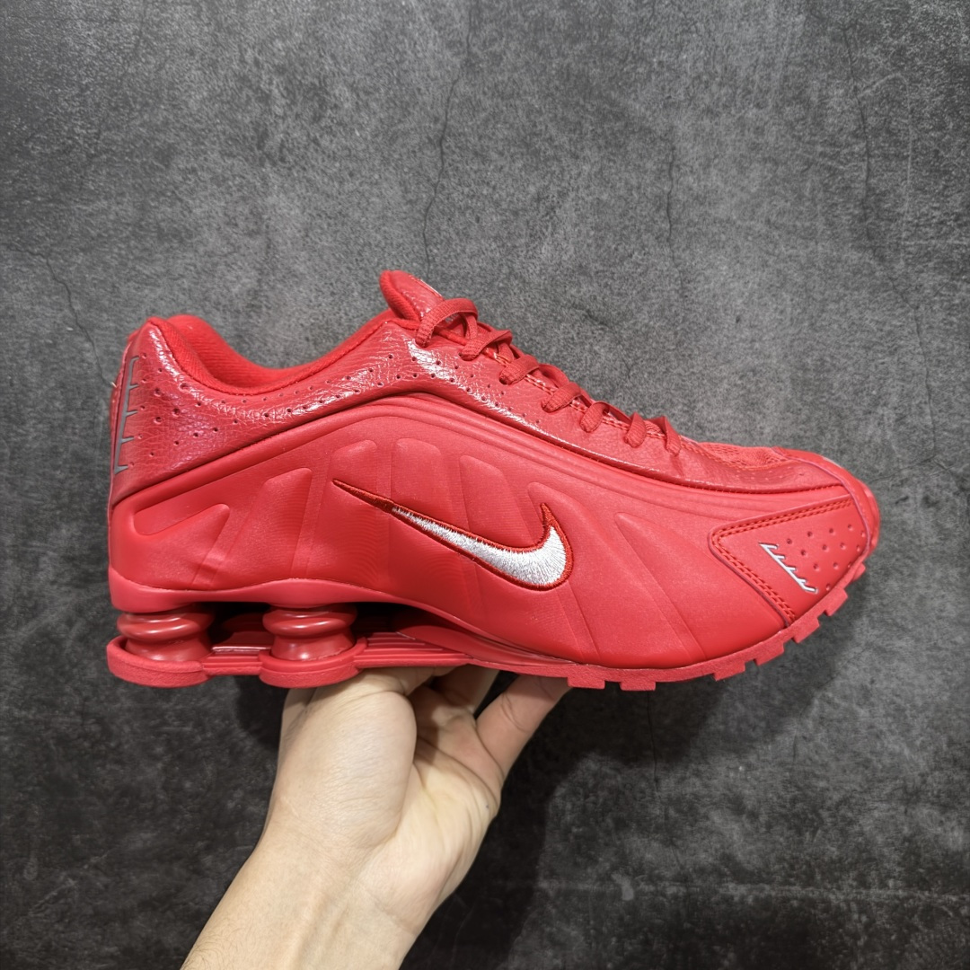 【外贸版】Nike SHOX Z 后掌气柱先锋机能风跑鞋 IQ0608-687 Nike Shox Z搭载了Nike标志性的Shox缓震科技 后跟的气柱能有效吸收冲击能量提供良好的缓震效果 采用轻盈透气的材质制作鞋面能确保脚部保持干爽舒适 贴合脚部曲线 带来舒适的包裹感 “猫跟”设计不仅提升了时尚感 还增强了穿着时的稳定性 使脚部在行走或运动过程中能保持平衡 尺码： 36 36.5 37.5 38 38.5 39 40 40.5 41 42 42.5 43 44 44.5 45 46-莆田鞋