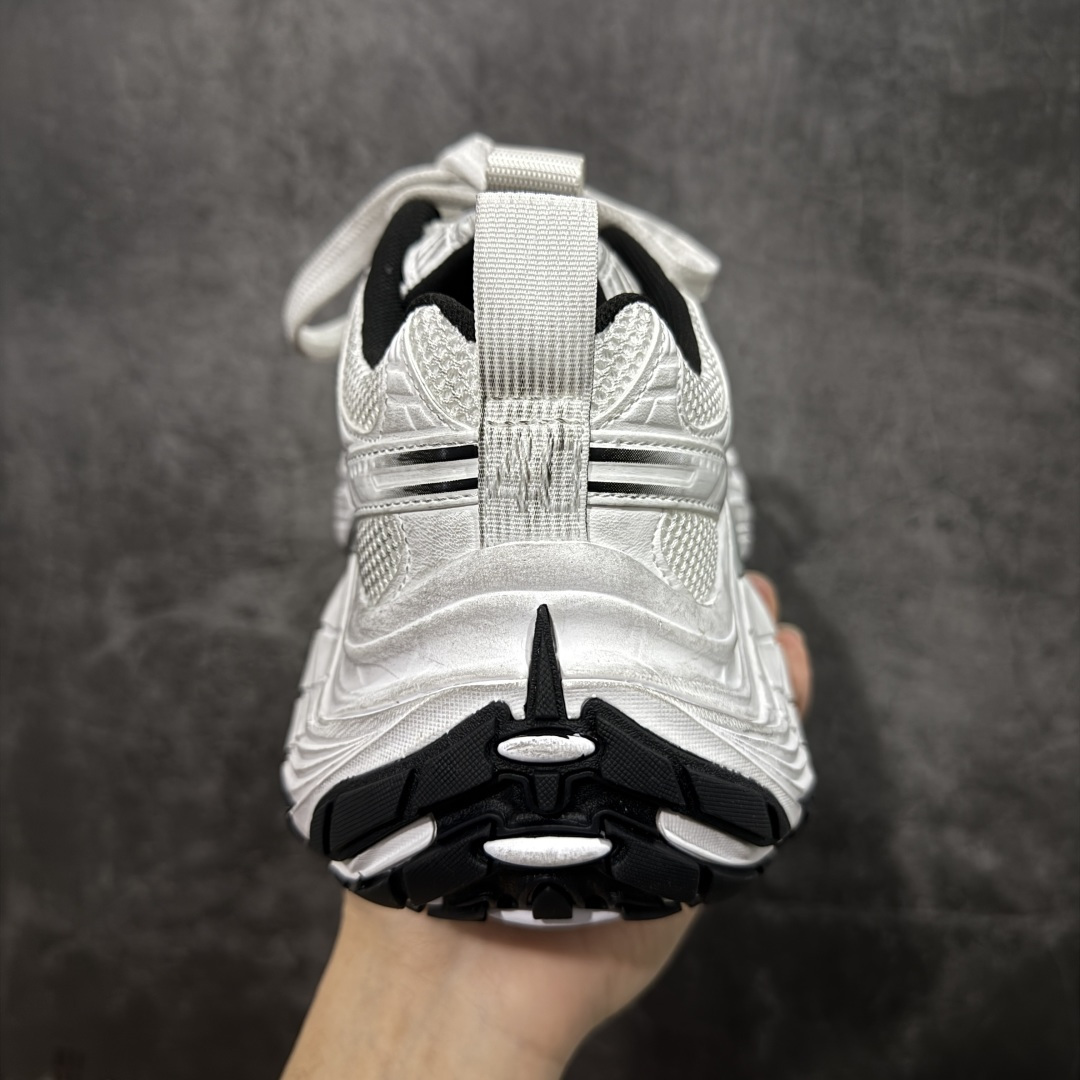 图片[4]-【XA纯原】BALENCIAGA 6XL Sneakers 巴黎世家15代 网布系带低帮走秀复古老爹鞋 全套原纸板楦头开发 最原汁原味的灵魂版型 全鞋荧光划线卡点 胶水把控整洁度追求极致完美 每一双都是工艺品 多重QC质检 超越公司货的品控标准 实实在在的免检产品 原盒原配 正确字体电绣 粗细、位置、大小正确 侧边TPU 透气孔匹配意产原版 正确分离大底 TPU软底 原版一致大底LOGO 立体感十足 原厂皮料水洗做旧 采购原厂网纱 不含皮革 网布材料和聚氨酯 磨损效果 展现品牌对于新潮事物的热情 这款鞋子拥有巨大尺寸和醒目设计 符合当下”老爹鞋”的趋势 鞋子采用银灰配色 营造出低调而不失华丽的效果 10XL的尺码使它成为市场中最显眼的存在 适合追求个性化的人群 Balenciaga始终站在时尚前沿 此次发布的产品再次体现了他们的创新能力 尺码：35-46-选品中心