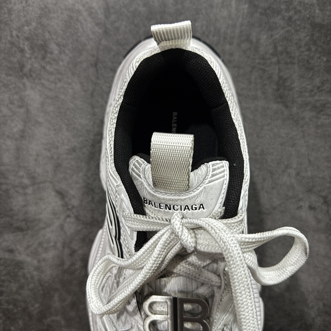 图片[8]-【XA纯原】BALENCIAGA 6XL Sneakers 巴黎世家15代 网布系带低帮走秀复古老爹鞋 全套原纸板楦头开发 最原汁原味的灵魂版型 全鞋荧光划线卡点 胶水把控整洁度追求极致完美 每一双都是工艺品 多重QC质检 超越公司货的品控标准 实实在在的免检产品 原盒原配 正确字体电绣 粗细、位置、大小正确 侧边TPU 透气孔匹配意产原版 正确分离大底 TPU软底 原版一致大底LOGO 立体感十足 原厂皮料水洗做旧 采购原厂网纱 不含皮革 网布材料和聚氨酯 磨损效果 展现品牌对于新潮事物的热情 这款鞋子拥有巨大尺寸和醒目设计 符合当下”老爹鞋”的趋势 鞋子采用银灰配色 营造出低调而不失华丽的效果 10XL的尺码使它成为市场中最显眼的存在 适合追求个性化的人群 Balenciaga始终站在时尚前沿 此次发布的产品再次体现了他们的创新能力 尺码：35-46-选品中心