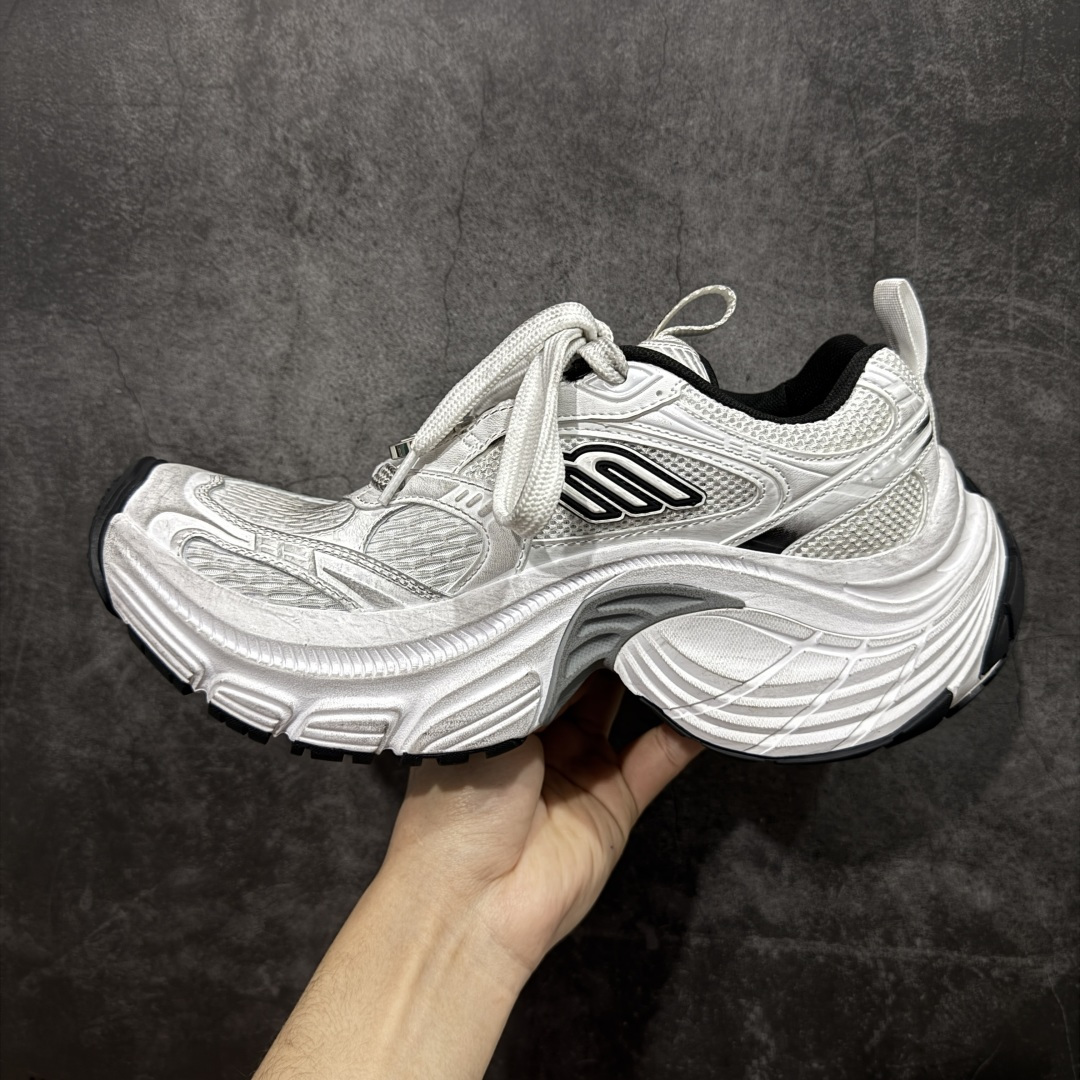 图片[2]-【XA纯原】BALENCIAGA 6XL Sneakers 巴黎世家15代 网布系带低帮走秀复古老爹鞋 全套原纸板楦头开发 最原汁原味的灵魂版型 全鞋荧光划线卡点 胶水把控整洁度追求极致完美 每一双都是工艺品 多重QC质检 超越公司货的品控标准 实实在在的免检产品 原盒原配 正确字体电绣 粗细、位置、大小正确 侧边TPU 透气孔匹配意产原版 正确分离大底 TPU软底 原版一致大底LOGO 立体感十足 原厂皮料水洗做旧 采购原厂网纱 不含皮革 网布材料和聚氨酯 磨损效果 展现品牌对于新潮事物的热情 这款鞋子拥有巨大尺寸和醒目设计 符合当下”老爹鞋”的趋势 鞋子采用银灰配色 营造出低调而不失华丽的效果 10XL的尺码使它成为市场中最显眼的存在 适合追求个性化的人群 Balenciaga始终站在时尚前沿 此次发布的产品再次体现了他们的创新能力 尺码：35-46-选品中心
