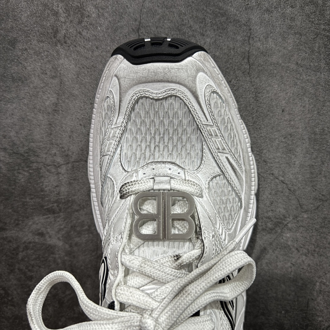 图片[5]-【XA纯原】BALENCIAGA 6XL Sneakers 巴黎世家15代 网布系带低帮走秀复古老爹鞋 全套原纸板楦头开发 最原汁原味的灵魂版型 全鞋荧光划线卡点 胶水把控整洁度追求极致完美 每一双都是工艺品 多重QC质检 超越公司货的品控标准 实实在在的免检产品 原盒原配 正确字体电绣 粗细、位置、大小正确 侧边TPU 透气孔匹配意产原版 正确分离大底 TPU软底 原版一致大底LOGO 立体感十足 原厂皮料水洗做旧 采购原厂网纱 不含皮革 网布材料和聚氨酯 磨损效果 展现品牌对于新潮事物的热情 这款鞋子拥有巨大尺寸和醒目设计 符合当下”老爹鞋”的趋势 鞋子采用银灰配色 营造出低调而不失华丽的效果 10XL的尺码使它成为市场中最显眼的存在 适合追求个性化的人群 Balenciaga始终站在时尚前沿 此次发布的产品再次体现了他们的创新能力 尺码：35-46-选品中心