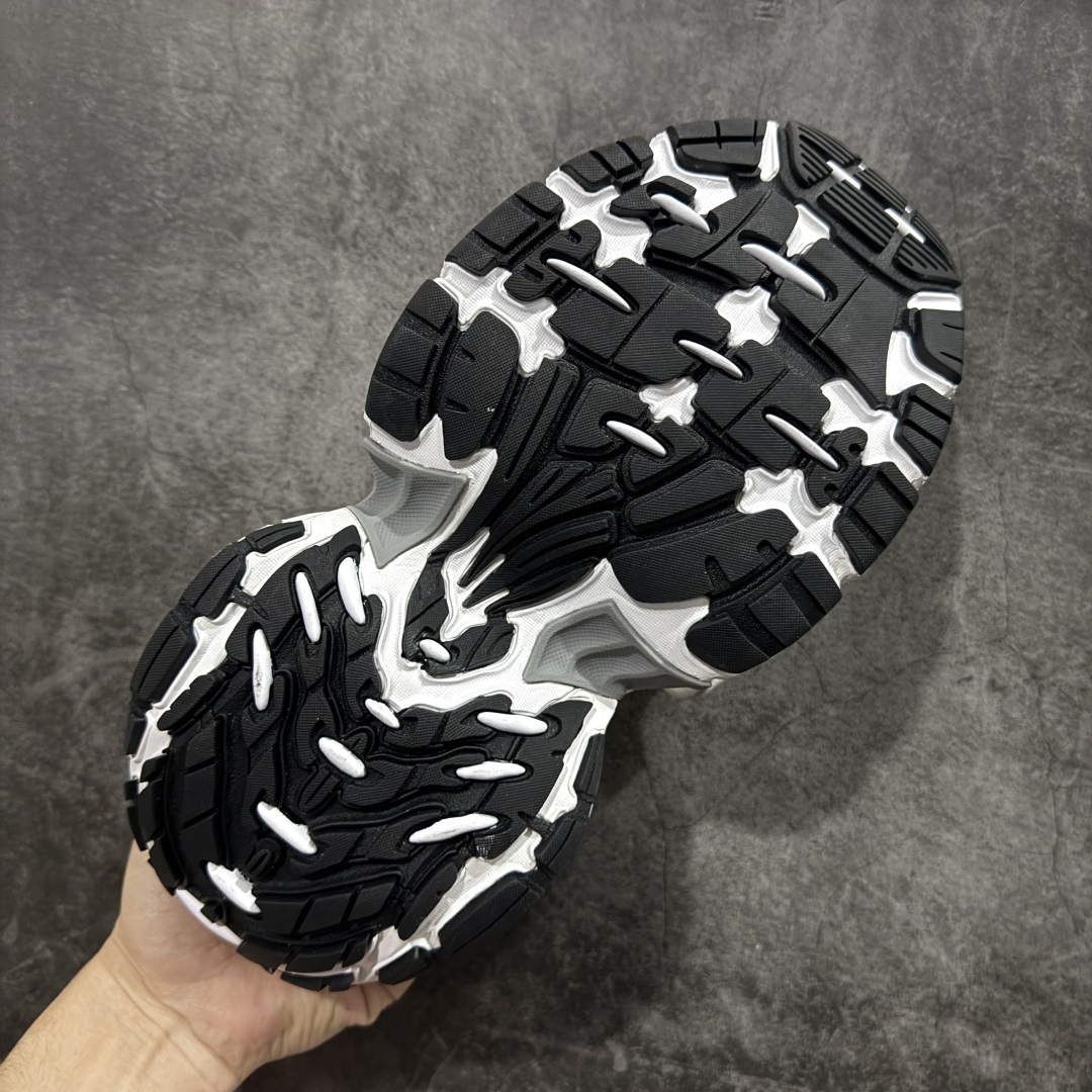 图片[9]-【XA纯原】BALENCIAGA 6XL Sneakers 巴黎世家15代 网布系带低帮走秀复古老爹鞋 全套原纸板楦头开发 最原汁原味的灵魂版型 全鞋荧光划线卡点 胶水把控整洁度追求极致完美 每一双都是工艺品 多重QC质检 超越公司货的品控标准 实实在在的免检产品 原盒原配 正确字体电绣 粗细、位置、大小正确 侧边TPU 透气孔匹配意产原版 正确分离大底 TPU软底 原版一致大底LOGO 立体感十足 原厂皮料水洗做旧 采购原厂网纱 不含皮革 网布材料和聚氨酯 磨损效果 展现品牌对于新潮事物的热情 这款鞋子拥有巨大尺寸和醒目设计 符合当下”老爹鞋”的趋势 鞋子采用银灰配色 营造出低调而不失华丽的效果 10XL的尺码使它成为市场中最显眼的存在 适合追求个性化的人群 Balenciaga始终站在时尚前沿 此次发布的产品再次体现了他们的创新能力 尺码：35-46-选品中心