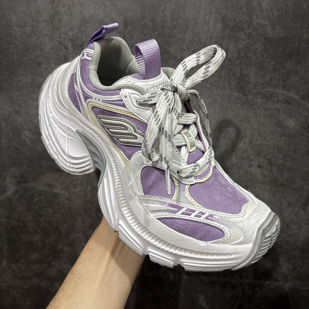 图片[3]-【XA纯原】BALENCIAGA 6XL Sneakers 巴黎世家15代 网布系带低帮走秀复古老爹鞋 全套原纸板楦头开发 最原汁原味的灵魂版型 全鞋荧光划线卡点 胶水把控整洁度追求极致完美 每一双都是工艺品 多重QC质检 超越公司货的品控标准 实实在在的免检产品 原盒原配 正确字体电绣 粗细、位置、大小正确 侧边TPU 透气孔匹配意产原版 正确分离大底 TPU软底 原版一致大底LOGO 立体感十足 原厂皮料水洗做旧 采购原厂网纱 不含皮革 网布材料和聚氨酯 磨损效果 展现品牌对于新潮事物的热情 这款鞋子拥有巨大尺寸和醒目设计 符合当下”老爹鞋”的趋势 鞋子采用银灰配色 营造出低调而不失华丽的效果 10XL的尺码使它成为市场中最显眼的存在 适合追求个性化的人群 Balenciaga始终站在时尚前沿 此次发布的产品再次体现了他们的创新能力 尺码：35-46-选品中心