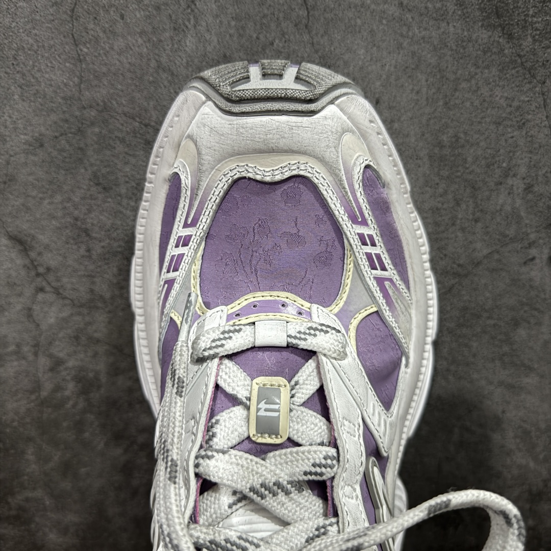 图片[5]-【XA纯原】BALENCIAGA 6XL Sneakers 巴黎世家15代 网布系带低帮走秀复古老爹鞋 全套原纸板楦头开发 最原汁原味的灵魂版型 全鞋荧光划线卡点 胶水把控整洁度追求极致完美 每一双都是工艺品 多重QC质检 超越公司货的品控标准 实实在在的免检产品 原盒原配 正确字体电绣 粗细、位置、大小正确 侧边TPU 透气孔匹配意产原版 正确分离大底 TPU软底 原版一致大底LOGO 立体感十足 原厂皮料水洗做旧 采购原厂网纱 不含皮革 网布材料和聚氨酯 磨损效果 展现品牌对于新潮事物的热情 这款鞋子拥有巨大尺寸和醒目设计 符合当下”老爹鞋”的趋势 鞋子采用银灰配色 营造出低调而不失华丽的效果 10XL的尺码使它成为市场中最显眼的存在 适合追求个性化的人群 Balenciaga始终站在时尚前沿 此次发布的产品再次体现了他们的创新能力 尺码：35-46-选品中心