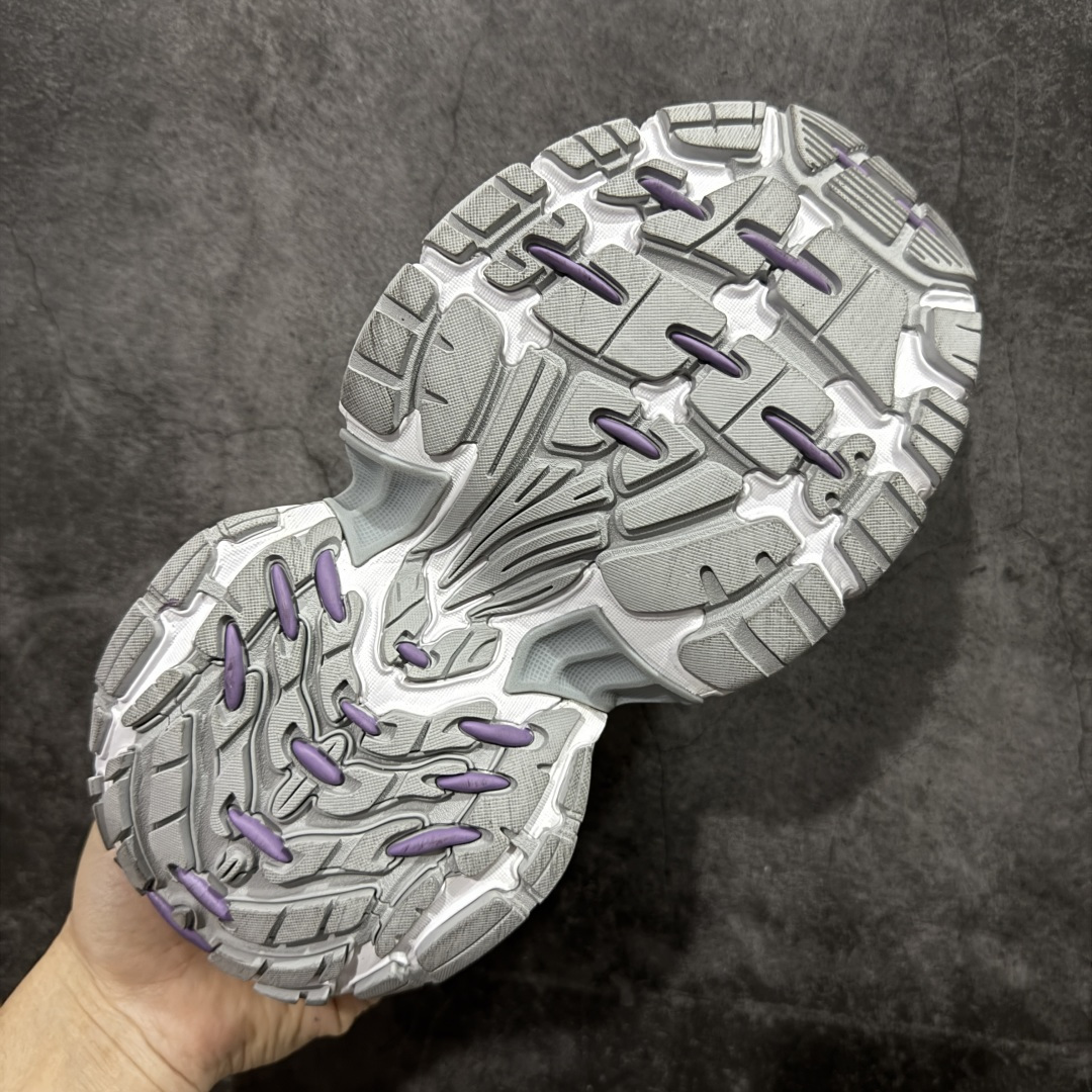 图片[9]-【XA纯原】BALENCIAGA 6XL Sneakers 巴黎世家15代 网布系带低帮走秀复古老爹鞋 全套原纸板楦头开发 最原汁原味的灵魂版型 全鞋荧光划线卡点 胶水把控整洁度追求极致完美 每一双都是工艺品 多重QC质检 超越公司货的品控标准 实实在在的免检产品 原盒原配 正确字体电绣 粗细、位置、大小正确 侧边TPU 透气孔匹配意产原版 正确分离大底 TPU软底 原版一致大底LOGO 立体感十足 原厂皮料水洗做旧 采购原厂网纱 不含皮革 网布材料和聚氨酯 磨损效果 展现品牌对于新潮事物的热情 这款鞋子拥有巨大尺寸和醒目设计 符合当下”老爹鞋”的趋势 鞋子采用银灰配色 营造出低调而不失华丽的效果 10XL的尺码使它成为市场中最显眼的存在 适合追求个性化的人群 Balenciaga始终站在时尚前沿 此次发布的产品再次体现了他们的创新能力 尺码：35-46-选品中心