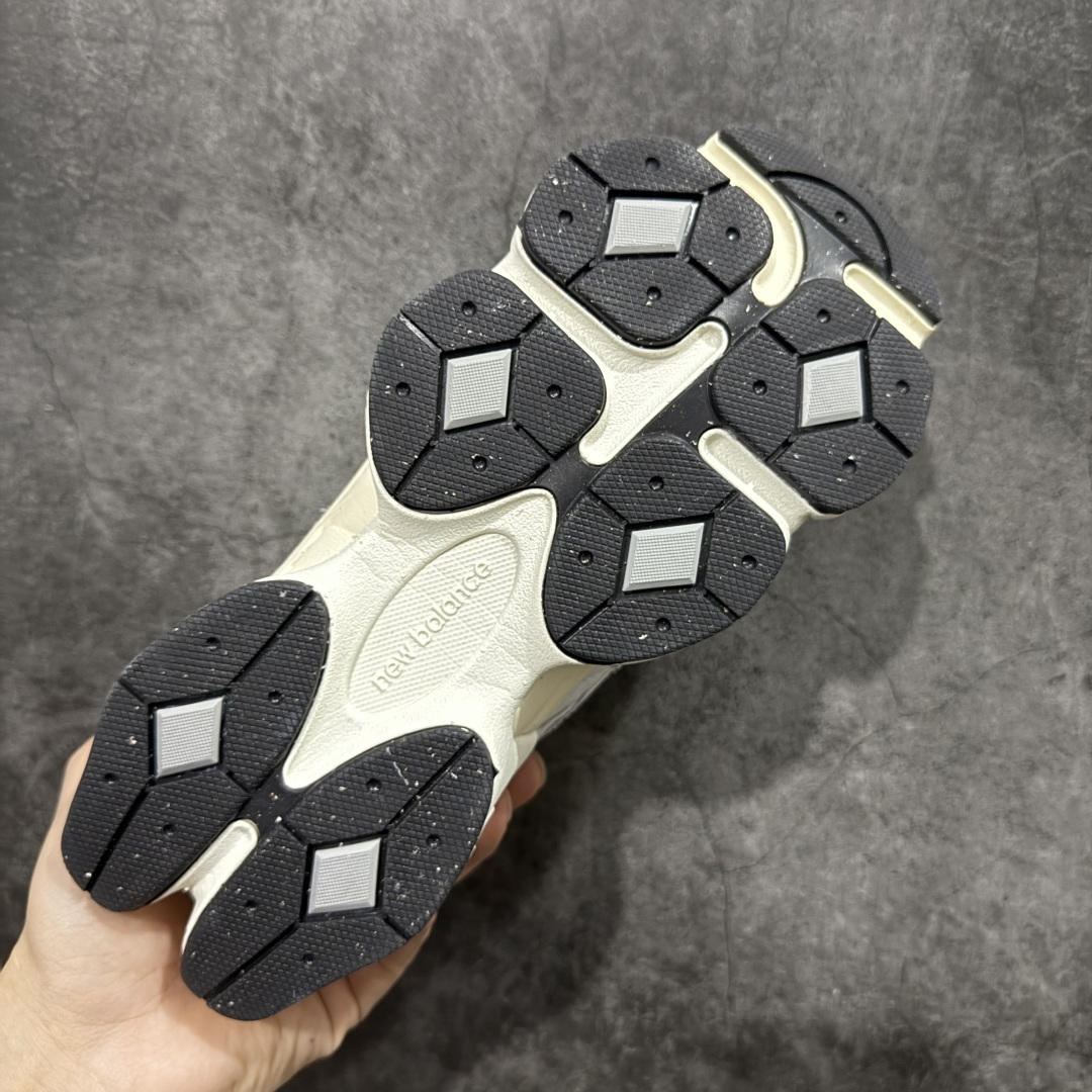 图片[9]-【纯原版】 New Balance NB9060 联名款 复古休闲运动慢跑鞋 U9060440 全套原楦原纸板原厂数据开发 进口三明治网面 原装进口翻毛皮料正确绒感卡色 正确中底拉帮中底网布细节 原厂标裁 带紫光防伪 定制后跟透明水晶模块 冲裁组合 大底贴合程度胶水上色把控完美 整洁度挑战全网艺术家 多道序QC把关品质完善 匠心打造 耗时两个月开发完成 工艺极其复杂难度可想而知 新开独立私模大底 全网唯一正确六层组合大底 高端零售专供产物 尺码：36 37 37.5 38 38.5 39 40 40.5 41 42 42.5 43 44 45 46.5-选品中心
