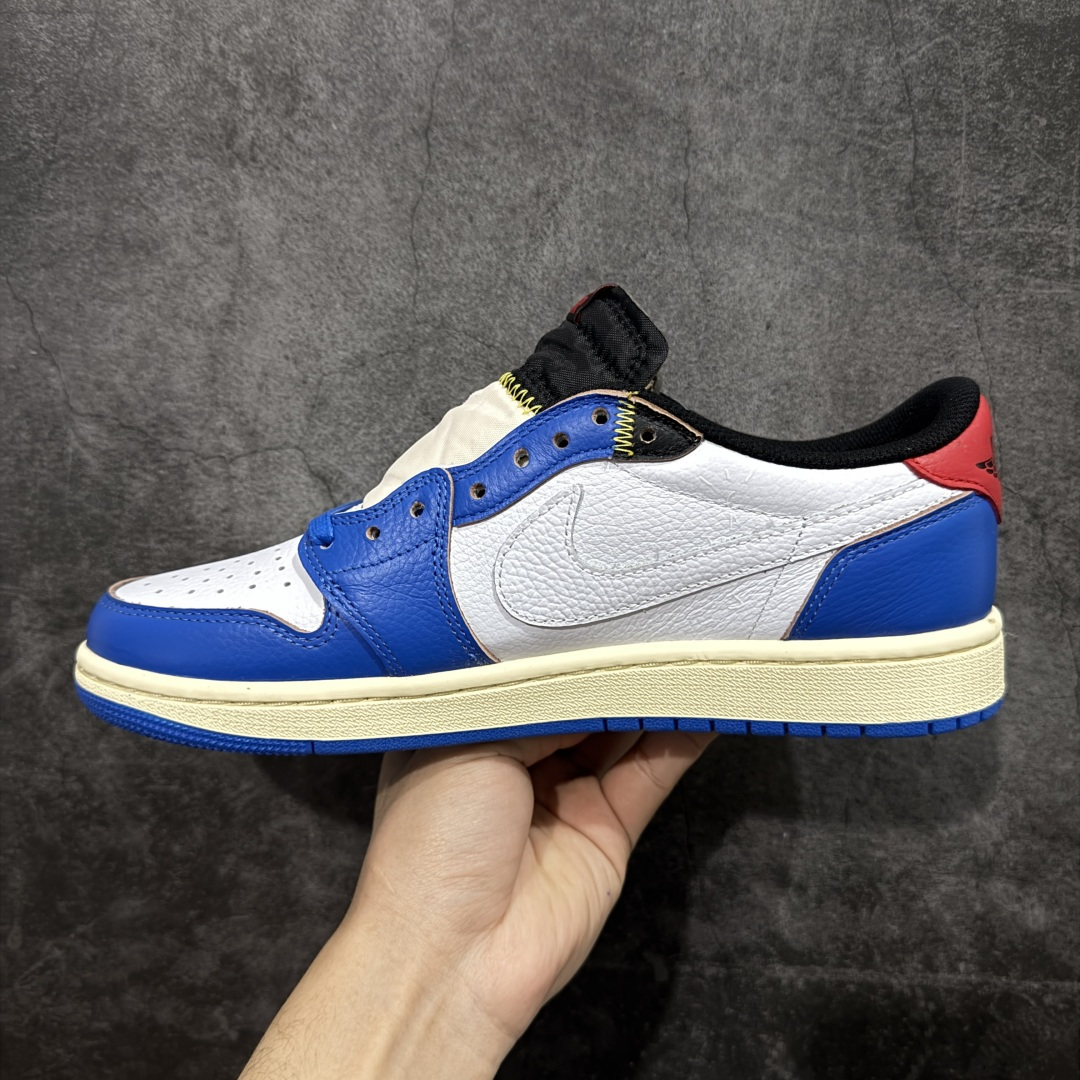 图片[2]-【原厂版】Union LA x Fragment Design x Air Jordan AJ1 Low OG SP 藤原浩三方联名四色拼接 TS联名倒钩低帮 蓝红白 DM7866-111 超级强悍品质 可对比市场各大纯原版本 专业aj大厂出品 对细节的把控毋庸置疑 材料也是用最接近原鞋的头层皮料 所有地方都没有做到减配 原厂鞋楦打造完美鞋型 整体鞋型以及后跟做的弧度做的非常好 鞋带为原厂打蜡鞋带 粗细程度同步原鞋 裁片清洁度到位 无明显瑕疵毛边 免修产品 正确针车 该重针 该有尖角的地方都有做到 鞋价格非常香 转手可闭眼卖高价 到手各位就知道货有多好 绝对秒杀一切同价格货品 尺码：36-47.5-选品中心