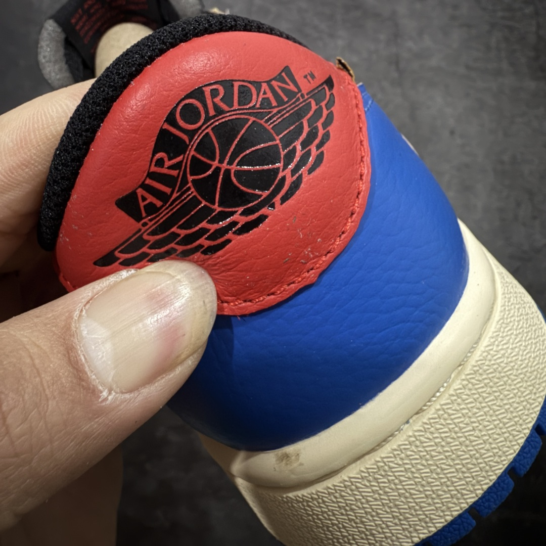 图片[2]-【原厂版】Union LA x Fragment Design x Air Jordan AJ1 Low OG SP 藤原浩三方联名四色拼接 TS联名倒钩低帮 蓝红白 DM7866-111 超级强悍品质 可对比市场各大纯原版本 专业aj大厂出品 对细节的把控毋庸置疑 材料也是用最接近原鞋的头层皮料 所有地方都没有做到减配 原厂鞋楦打造完美鞋型 整体鞋型以及后跟做的弧度做的非常好 鞋带为原厂打蜡鞋带 粗细程度同步原鞋 裁片清洁度到位 无明显瑕疵毛边 免修产品 正确针车 该重针 该有尖角的地方都有做到 鞋价格非常香 转手可闭眼卖高价 到手各位就知道货有多好 绝对秒杀一切同价格货品 尺码：36-47.5-选品中心
