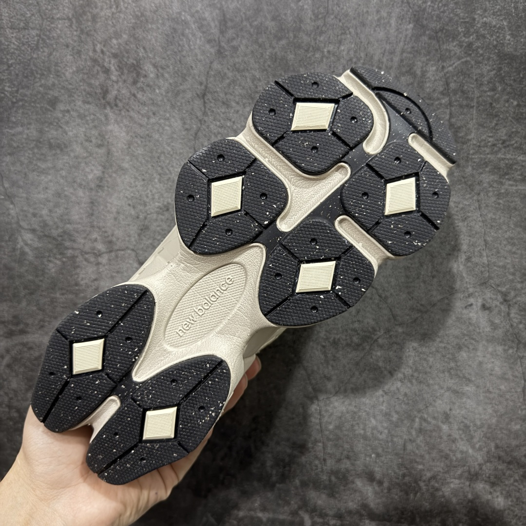 图片[9]-【纯原版】 New Balance NB9060 联名款 复古休闲运动慢跑鞋 U906078T 全套原楦原纸板原厂数据开发 进口三明治网面 原装进口翻毛皮料正确绒感卡色 正确中底拉帮中底网布细节 原厂标裁 带紫光防伪 定制后跟透明水晶模块 冲裁组合 大底贴合程度胶水上色把控完美 整洁度挑战全网艺术家 多道序QC把关品质完善 匠心打造 耗时两个月开发完成 工艺极其复杂难度可想而知 新开独立私模大底 全网唯一正确六层组合大底 高端零售专供产物 尺码：36 37 37.5 38 38.5 39 40 40.5 41 42 42.5 43 44 45 46.5-选品中心
