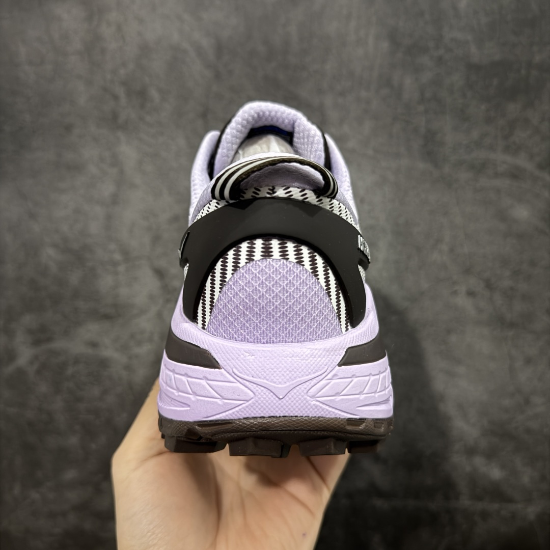 图片[4]-【纯原H版】HOKA ONE ONE Mafate Speed 2 Low 玛法特2代系列低帮轻量户外越野休闲运动慢跑鞋 正确组合底 市场顶级版本 上脚赞到报爆 轻盈舒适 鞋面采用超轻的无缝架构 轻薄的TPU贴在透气的鞋面材料上 减轻重量同时也保证了支撑性 鞋底采用滚动平衡技术 引导跑者回归自然步态 祖传的神奇EVA材质中底依旧是一如既往地表现优秀 能提供充足的缓震 作为HOKA家的越野跑鞋 VIBRAM 橡胶大底也是必不可少的 即便在复杂湿滑的地形 依旧能有良好的抓地力及稳定性 鞋带采用了弹性不易松脱的扁宽弹性鞋带 前掌与中掌部分也进行了加宽 也更加适合亚洲人的脚型 是一款十分全面且足够强悍的户外硬核越野鞋 日常搭配的话短裤是基本不挑 阔腿裤 工装裤以及各种长筒牛仔裤都可以 尺码：36 36.5 37.5 38 38.5 39 40 40.5 41 42 42.5 43 44 44.5 45-选品中心