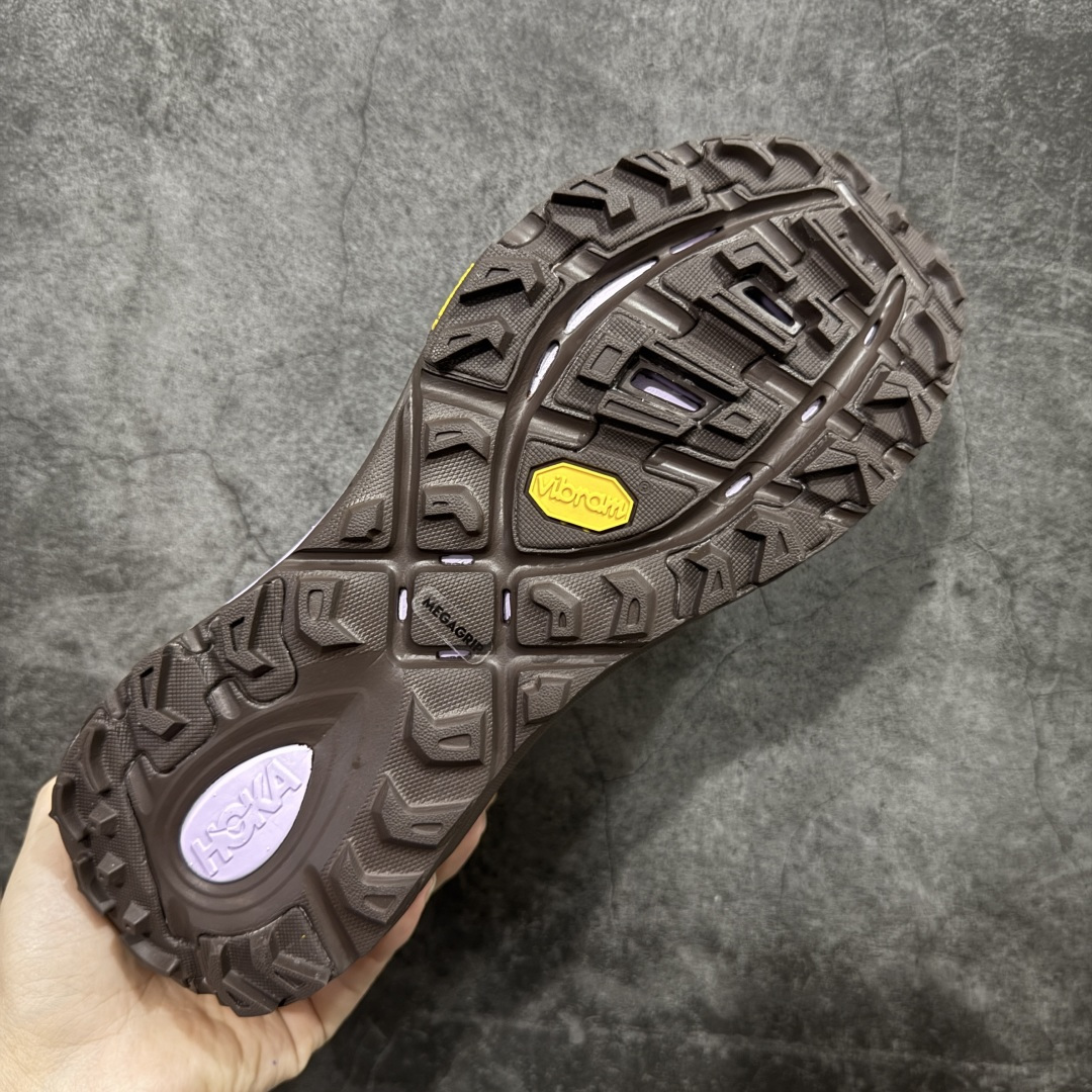 图片[9]-【纯原H版】HOKA ONE ONE Mafate Speed 2 Low 玛法特2代系列低帮轻量户外越野休闲运动慢跑鞋 正确组合底 市场顶级版本 上脚赞到报爆 轻盈舒适 鞋面采用超轻的无缝架构 轻薄的TPU贴在透气的鞋面材料上 减轻重量同时也保证了支撑性 鞋底采用滚动平衡技术 引导跑者回归自然步态 祖传的神奇EVA材质中底依旧是一如既往地表现优秀 能提供充足的缓震 作为HOKA家的越野跑鞋 VIBRAM 橡胶大底也是必不可少的 即便在复杂湿滑的地形 依旧能有良好的抓地力及稳定性 鞋带采用了弹性不易松脱的扁宽弹性鞋带 前掌与中掌部分也进行了加宽 也更加适合亚洲人的脚型 是一款十分全面且足够强悍的户外硬核越野鞋 日常搭配的话短裤是基本不挑 阔腿裤 工装裤以及各种长筒牛仔裤都可以 尺码：36 36.5 37.5 38 38.5 39 40 40.5 41 42 42.5 43 44 44.5 45-选品中心