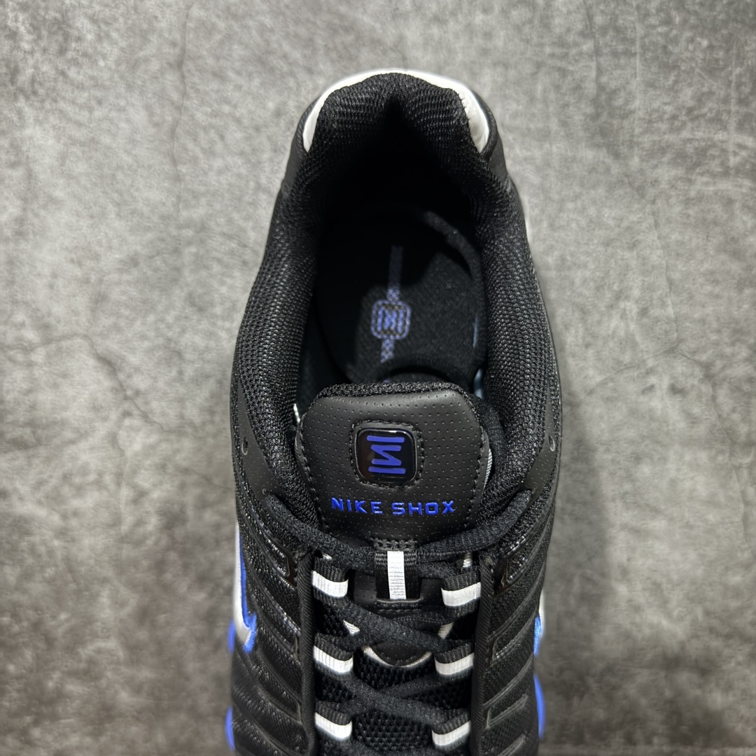 图片[8]-【Max纯原版】原版开发 Nike Shox TL系列 “Racer Blue”黑色 NK Shox TL系列 黑蓝色 复古舒适百搭防滑耐磨低邦柱形气垫休闲跑步鞋 鞋面采用了轻质化的材料打造，搭载鞋带系带系统以及鞋舌部分的特殊控制模块，科技感十足；采用透气纺织品和网眼鞋面与标志性的Nike Shox技术，同时提供更轻盈的感觉和大胆的外观；鞋身大面积采用织物与皮革材质拼接设计，搭配Dri-FITz透气网面，透气性拉满不闷脚。中底前掌搭载Air Max科技，后掌配置Shoxy缓震气柱，前掌气垫提供灵敏回弹，中底的气柱设计也很加分，外观上科技感十足；设计彰显个性，复古造型适配多种穿搭风格。 货号：CN0151-004 尺码：39 40 40.5 41 42 42.5 43 44 44.5 45 45.5 46 46.5 47.5-选品中心