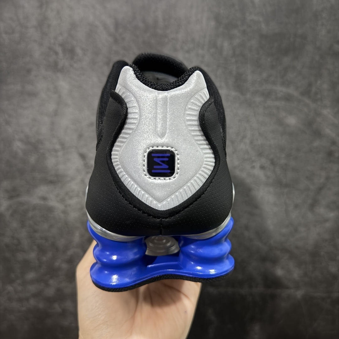 图片[4]-【Max纯原版】原版开发 Nike Shox TL系列 “Racer Blue”黑色 NK Shox TL系列 黑蓝色 复古舒适百搭防滑耐磨低邦柱形气垫休闲跑步鞋 鞋面采用了轻质化的材料打造，搭载鞋带系带系统以及鞋舌部分的特殊控制模块，科技感十足；采用透气纺织品和网眼鞋面与标志性的Nike Shox技术，同时提供更轻盈的感觉和大胆的外观；鞋身大面积采用织物与皮革材质拼接设计，搭配Dri-FITz透气网面，透气性拉满不闷脚。中底前掌搭载Air Max科技，后掌配置Shoxy缓震气柱，前掌气垫提供灵敏回弹，中底的气柱设计也很加分，外观上科技感十足；设计彰显个性，复古造型适配多种穿搭风格。 货号：CN0151-004 尺码：39 40 40.5 41 42 42.5 43 44 44.5 45 45.5 46 46.5 47.5-选品中心
