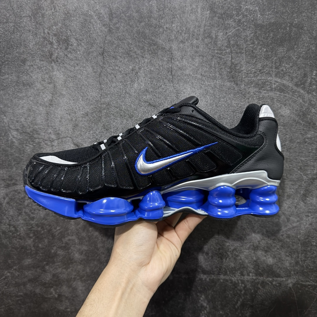 图片[2]-【Max纯原版】原版开发 Nike Shox TL系列 “Racer Blue”黑色 NK Shox TL系列 黑蓝色 复古舒适百搭防滑耐磨低邦柱形气垫休闲跑步鞋 鞋面采用了轻质化的材料打造，搭载鞋带系带系统以及鞋舌部分的特殊控制模块，科技感十足；采用透气纺织品和网眼鞋面与标志性的Nike Shox技术，同时提供更轻盈的感觉和大胆的外观；鞋身大面积采用织物与皮革材质拼接设计，搭配Dri-FITz透气网面，透气性拉满不闷脚。中底前掌搭载Air Max科技，后掌配置Shoxy缓震气柱，前掌气垫提供灵敏回弹，中底的气柱设计也很加分，外观上科技感十足；设计彰显个性，复古造型适配多种穿搭风格。 货号：CN0151-004 尺码：39 40 40.5 41 42 42.5 43 44 44.5 45 45.5 46 46.5 47.5-选品中心