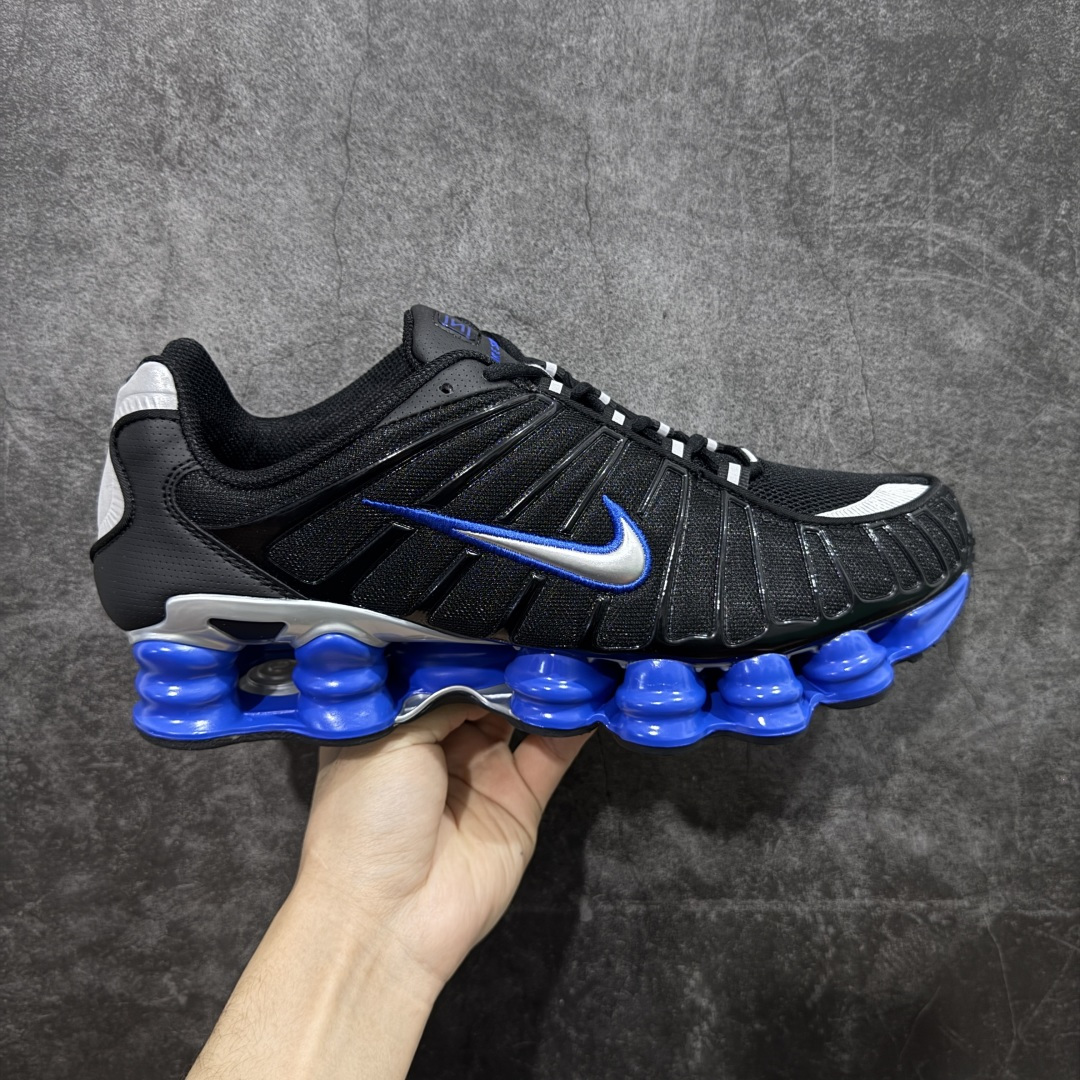 【Max纯原版】原版开发 Nike Shox TL系列 “Racer Blue”黑色 NK Shox TL系列 黑蓝色 复古舒适百搭防滑耐磨低邦柱形气垫休闲跑步鞋 鞋面采用了轻质化的材料打造，搭载鞋带系带系统以及鞋舌部分的特殊控制模块，科技感十足；采用透气纺织品和网眼鞋面与标志性的Nike Shox技术，同时提供更轻盈的感觉和大胆的外观；鞋身大面积采用织物与皮革材质拼接设计，搭配Dri-FITz透气网面，透气性拉满不闷脚。中底前掌搭载Air Max科技，后掌配置Shoxy缓震气柱，前掌气垫提供灵敏回弹，中底的气柱设计也很加分，外观上科技感十足；设计彰显个性，复古造型适配多种穿搭风格。 货号：CN0151-004 尺码：39 40 40.5 41 42 42.5 43 44 44.5 45 45.5 46 46.5 47.5-选品中心
