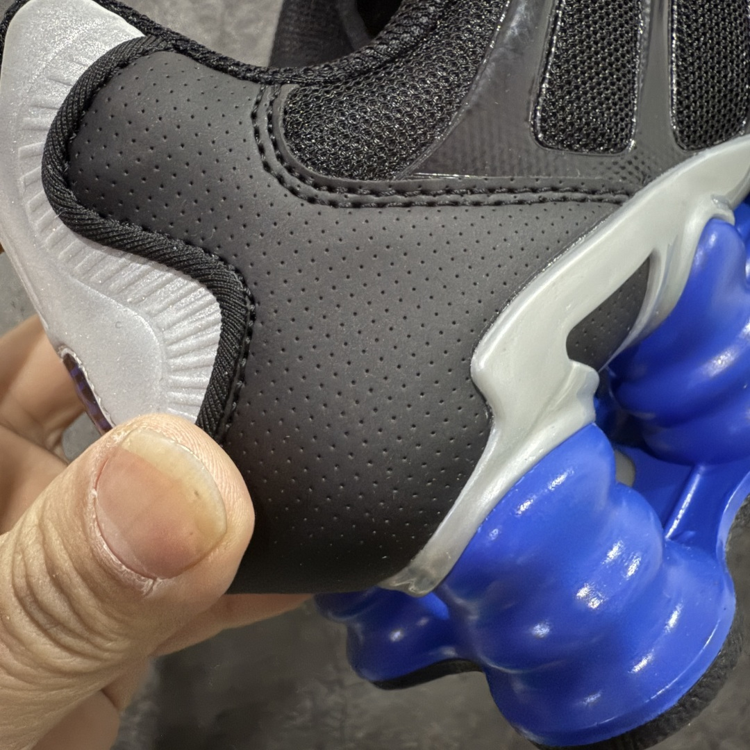图片[3]-【Max纯原版】原版开发 Nike Shox TL系列 “Racer Blue”黑色 NK Shox TL系列 黑蓝色 复古舒适百搭防滑耐磨低邦柱形气垫休闲跑步鞋 鞋面采用了轻质化的材料打造，搭载鞋带系带系统以及鞋舌部分的特殊控制模块，科技感十足；采用透气纺织品和网眼鞋面与标志性的Nike Shox技术，同时提供更轻盈的感觉和大胆的外观；鞋身大面积采用织物与皮革材质拼接设计，搭配Dri-FITz透气网面，透气性拉满不闷脚。中底前掌搭载Air Max科技，后掌配置Shoxy缓震气柱，前掌气垫提供灵敏回弹，中底的气柱设计也很加分，外观上科技感十足；设计彰显个性，复古造型适配多种穿搭风格。 货号：CN0151-004 尺码：39 40 40.5 41 42 42.5 43 44 44.5 45 45.5 46 46.5 47.5-选品中心