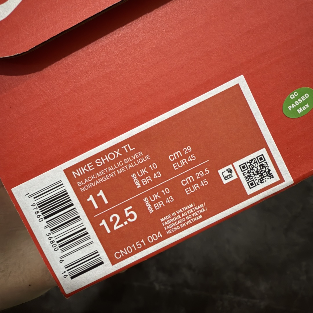 图片[11]-【Max纯原版】原版开发 Nike Shox TL系列 “Racer Blue”黑色 NK Shox TL系列 黑蓝色 复古舒适百搭防滑耐磨低邦柱形气垫休闲跑步鞋 鞋面采用了轻质化的材料打造，搭载鞋带系带系统以及鞋舌部分的特殊控制模块，科技感十足；采用透气纺织品和网眼鞋面与标志性的Nike Shox技术，同时提供更轻盈的感觉和大胆的外观；鞋身大面积采用织物与皮革材质拼接设计，搭配Dri-FITz透气网面，透气性拉满不闷脚。中底前掌搭载Air Max科技，后掌配置Shoxy缓震气柱，前掌气垫提供灵敏回弹，中底的气柱设计也很加分，外观上科技感十足；设计彰显个性，复古造型适配多种穿搭风格。 货号：CN0151-004 尺码：39 40 40.5 41 42 42.5 43 44 44.5 45 45.5 46 46.5 47.5-选品中心