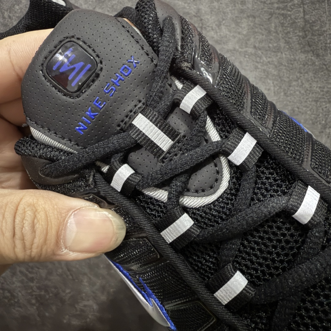 图片[6]-【Max纯原版】原版开发 Nike Shox TL系列 “Racer Blue”黑色 NK Shox TL系列 黑蓝色 复古舒适百搭防滑耐磨低邦柱形气垫休闲跑步鞋 鞋面采用了轻质化的材料打造，搭载鞋带系带系统以及鞋舌部分的特殊控制模块，科技感十足；采用透气纺织品和网眼鞋面与标志性的Nike Shox技术，同时提供更轻盈的感觉和大胆的外观；鞋身大面积采用织物与皮革材质拼接设计，搭配Dri-FITz透气网面，透气性拉满不闷脚。中底前掌搭载Air Max科技，后掌配置Shoxy缓震气柱，前掌气垫提供灵敏回弹，中底的气柱设计也很加分，外观上科技感十足；设计彰显个性，复古造型适配多种穿搭风格。 货号：CN0151-004 尺码：39 40 40.5 41 42 42.5 43 44 44.5 45 45.5 46 46.5 47.5-选品中心