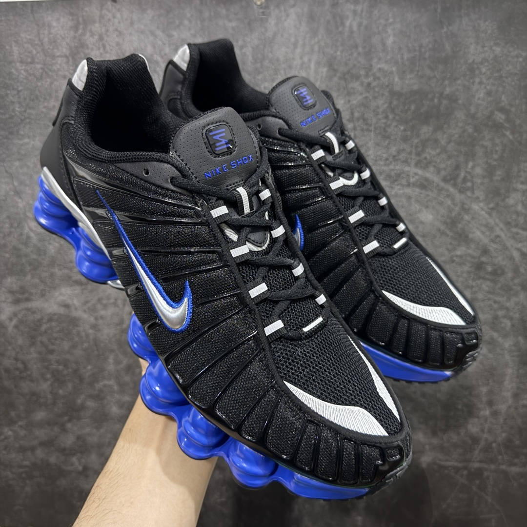 【Max纯原版】原版开发 Nike Shox TL系列 “Racer Blue”黑色 NK Shox TL系列 黑蓝色 复古舒适百搭防滑耐磨低邦柱形气垫休闲跑步鞋 鞋面采用了轻质化的材料打造，搭载鞋带系带系统以及鞋舌部分的特殊控制模块，科技感十足；采用透气纺织品和网眼鞋面与标志性的Nike Shox技术，同时提供更轻盈的感觉和大胆的外观；鞋身大面积采用织物与皮革材质拼接设计，搭配Dri-FITz透气网面，透气性拉满不闷脚。中底前掌搭载Air Max科技，后掌配置Shoxy缓震气柱，前掌气垫提供灵敏回弹，中底的气柱设计也很加分，外观上科技感十足；设计彰显个性，复古造型适配多种穿搭风格。 货号：CN0151-004 尺码：39 40 40.5 41 42 42.5 43 44 44.5 45 45.5 46 46.5 47.5-选品中心