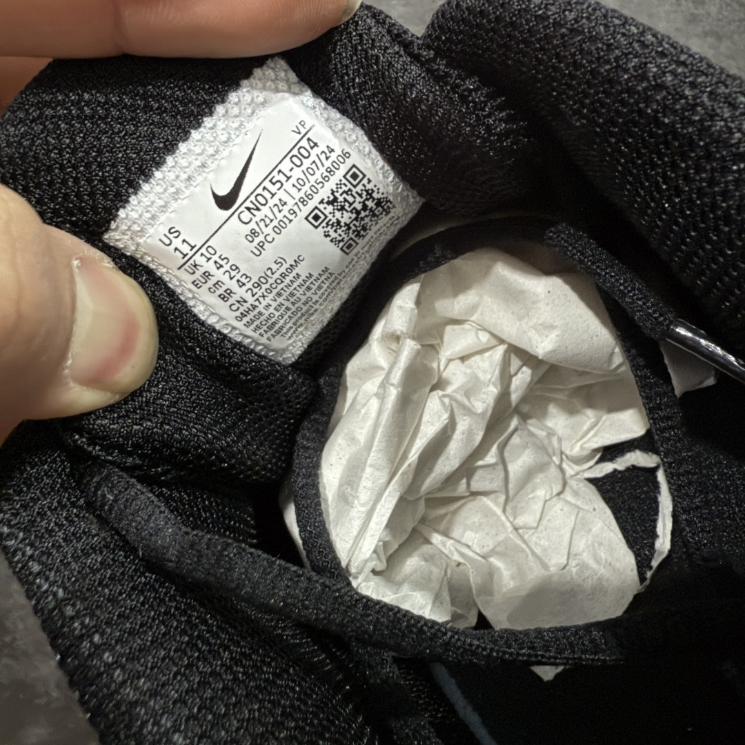 图片[7]-【Max纯原版】原版开发 Nike Shox TL系列 “Racer Blue”黑色 NK Shox TL系列 黑蓝色 复古舒适百搭防滑耐磨低邦柱形气垫休闲跑步鞋 鞋面采用了轻质化的材料打造，搭载鞋带系带系统以及鞋舌部分的特殊控制模块，科技感十足；采用透气纺织品和网眼鞋面与标志性的Nike Shox技术，同时提供更轻盈的感觉和大胆的外观；鞋身大面积采用织物与皮革材质拼接设计，搭配Dri-FITz透气网面，透气性拉满不闷脚。中底前掌搭载Air Max科技，后掌配置Shoxy缓震气柱，前掌气垫提供灵敏回弹，中底的气柱设计也很加分，外观上科技感十足；设计彰显个性，复古造型适配多种穿搭风格。 货号：CN0151-004 尺码：39 40 40.5 41 42 42.5 43 44 44.5 45 45.5 46 46.5 47.5-选品中心