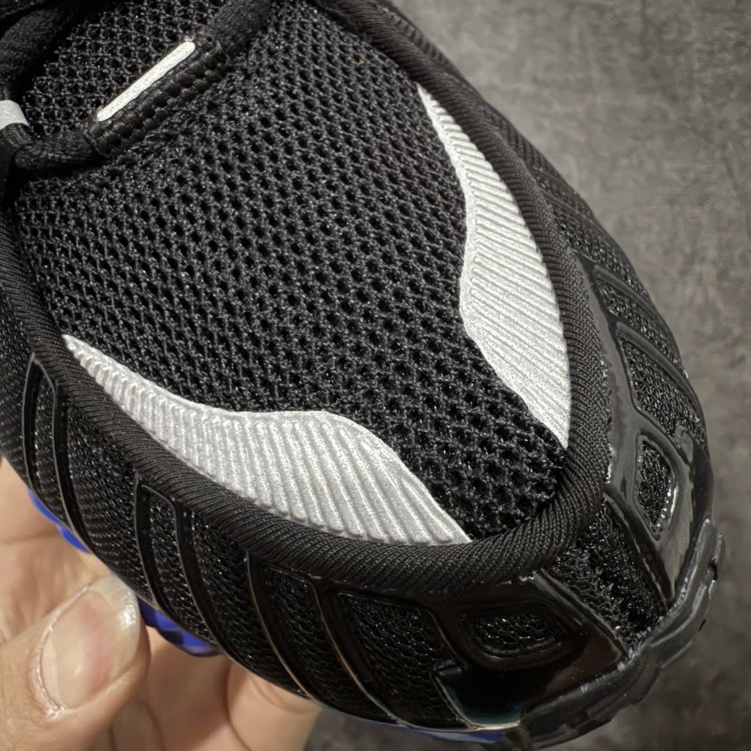 图片[5]-【Max纯原版】原版开发 Nike Shox TL系列 “Racer Blue”黑色 NK Shox TL系列 黑蓝色 复古舒适百搭防滑耐磨低邦柱形气垫休闲跑步鞋 鞋面采用了轻质化的材料打造，搭载鞋带系带系统以及鞋舌部分的特殊控制模块，科技感十足；采用透气纺织品和网眼鞋面与标志性的Nike Shox技术，同时提供更轻盈的感觉和大胆的外观；鞋身大面积采用织物与皮革材质拼接设计，搭配Dri-FITz透气网面，透气性拉满不闷脚。中底前掌搭载Air Max科技，后掌配置Shoxy缓震气柱，前掌气垫提供灵敏回弹，中底的气柱设计也很加分，外观上科技感十足；设计彰显个性，复古造型适配多种穿搭风格。 货号：CN0151-004 尺码：39 40 40.5 41 42 42.5 43 44 44.5 45 45.5 46 46.5 47.5-选品中心