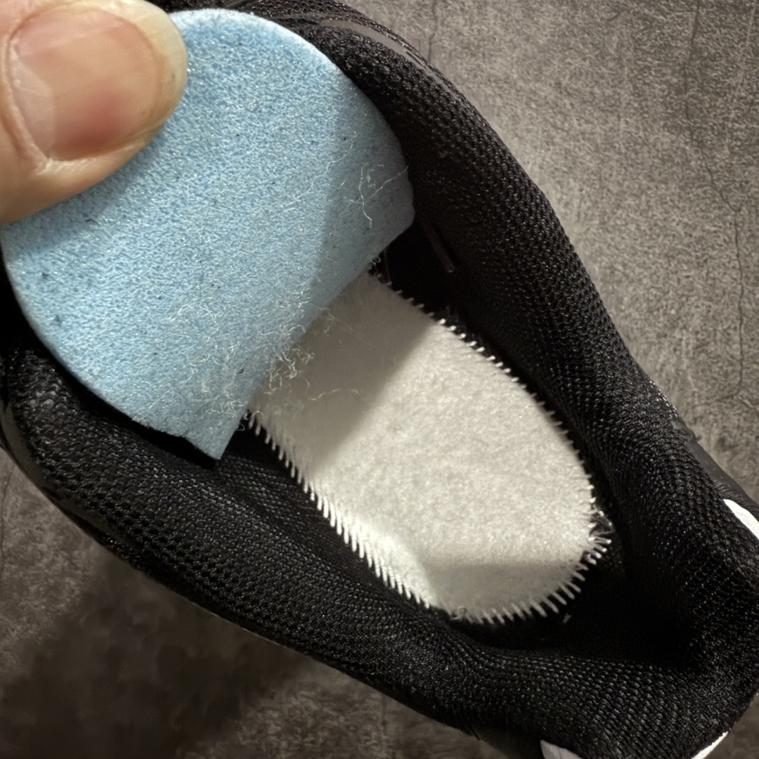 图片[9]-【Max纯原版】原版开发 Nike Shox TL系列 “Racer Blue”黑色 NK Shox TL系列 黑蓝色 复古舒适百搭防滑耐磨低邦柱形气垫休闲跑步鞋 鞋面采用了轻质化的材料打造，搭载鞋带系带系统以及鞋舌部分的特殊控制模块，科技感十足；采用透气纺织品和网眼鞋面与标志性的Nike Shox技术，同时提供更轻盈的感觉和大胆的外观；鞋身大面积采用织物与皮革材质拼接设计，搭配Dri-FITz透气网面，透气性拉满不闷脚。中底前掌搭载Air Max科技，后掌配置Shoxy缓震气柱，前掌气垫提供灵敏回弹，中底的气柱设计也很加分，外观上科技感十足；设计彰显个性，复古造型适配多种穿搭风格。 货号：CN0151-004 尺码：39 40 40.5 41 42 42.5 43 44 44.5 45 45.5 46 46.5 47.5-选品中心