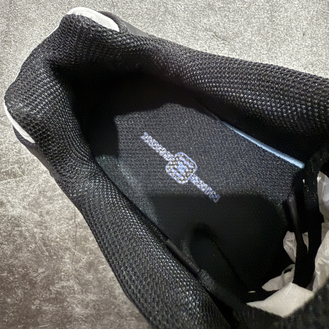 图片[8]-【Max纯原版】原版开发 Nike Shox TL系列 “Racer Blue”黑色 NK Shox TL系列 黑蓝色 复古舒适百搭防滑耐磨低邦柱形气垫休闲跑步鞋 鞋面采用了轻质化的材料打造，搭载鞋带系带系统以及鞋舌部分的特殊控制模块，科技感十足；采用透气纺织品和网眼鞋面与标志性的Nike Shox技术，同时提供更轻盈的感觉和大胆的外观；鞋身大面积采用织物与皮革材质拼接设计，搭配Dri-FITz透气网面，透气性拉满不闷脚。中底前掌搭载Air Max科技，后掌配置Shoxy缓震气柱，前掌气垫提供灵敏回弹，中底的气柱设计也很加分，外观上科技感十足；设计彰显个性，复古造型适配多种穿搭风格。 货号：CN0151-004 尺码：39 40 40.5 41 42 42.5 43 44 44.5 45 45.5 46 46.5 47.5-选品中心