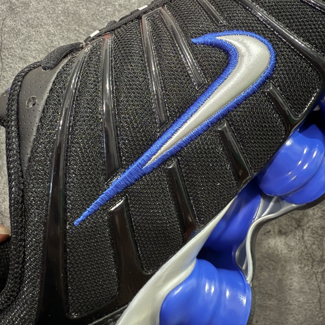图片[4]-【Max纯原版】原版开发 Nike Shox TL系列 “Racer Blue”黑色 NK Shox TL系列 黑蓝色 复古舒适百搭防滑耐磨低邦柱形气垫休闲跑步鞋 鞋面采用了轻质化的材料打造，搭载鞋带系带系统以及鞋舌部分的特殊控制模块，科技感十足；采用透气纺织品和网眼鞋面与标志性的Nike Shox技术，同时提供更轻盈的感觉和大胆的外观；鞋身大面积采用织物与皮革材质拼接设计，搭配Dri-FITz透气网面，透气性拉满不闷脚。中底前掌搭载Air Max科技，后掌配置Shoxy缓震气柱，前掌气垫提供灵敏回弹，中底的气柱设计也很加分，外观上科技感十足；设计彰显个性，复古造型适配多种穿搭风格。 货号：CN0151-004 尺码：39 40 40.5 41 42 42.5 43 44 44.5 45 45.5 46 46.5 47.5-选品中心
