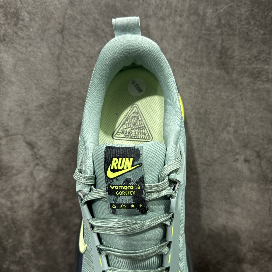图片[8]-【XE纯原版】Nike Air Zoom Vomero 18 GTX 全新科技运动跑鞋 灰绿 HQ7001-300    正确防水gtx鞋面材质 目前市场最强品质 原版购入开发 鞋面采用硅胶发泡立体印刷 分体式组合大底 上层超临界ZOOM X泡棉 下层一次ReactX泡棉 区别市场一体底 超高质检清洁度 一切材质配件均与原版一致 原楦原纸板开发 匹配原版98%以上 完美弧度版型 原厂鞋标 立体反光鞋盒标 鞋盒防撞海绵 高端玩家必推版本 高价零售必推版本 欢迎对比市面任意版本‼️ 这双鞋简直是时尚与科技的完美融合。 经典黑色鞋面，质感爆棚，搭配超亮眼的银色大勾子，瞬间成为街头焦点。不仅颜值在线，缓震性能更是一绝 不管是日常出街还是慢跑锻炼，都能给双脚极致舒适体验。  码数超全，39-46 码任你选！别犹豫啦，穿上它，轻松走出潮流范，开启你的时尚运动新旅程！ 码段：39-46-选品中心