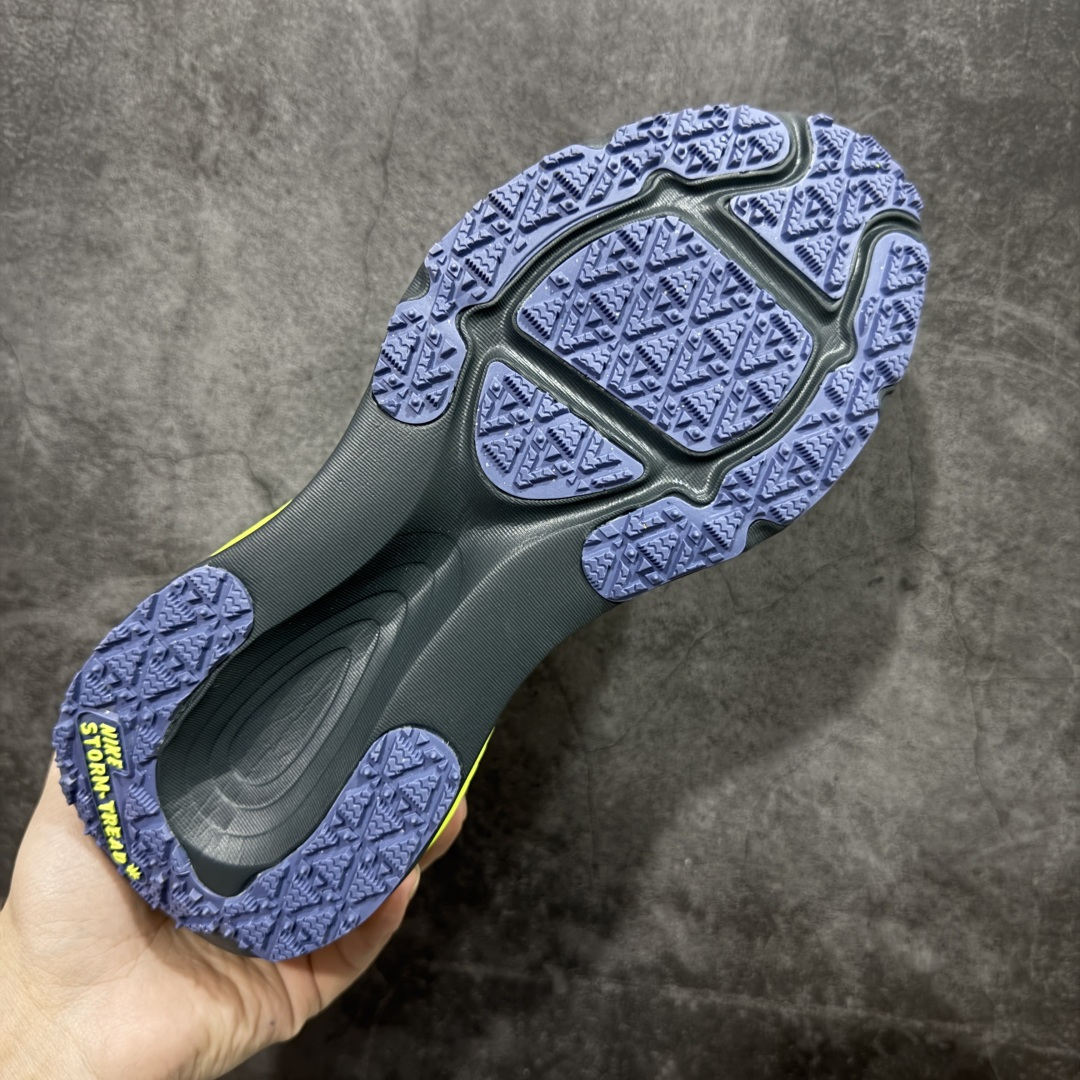 图片[9]-【XE纯原版】Nike Air Zoom Vomero 18 GTX 全新科技运动跑鞋 灰绿 HQ7001-300    正确防水gtx鞋面材质 目前市场最强品质 原版购入开发 鞋面采用硅胶发泡立体印刷 分体式组合大底 上层超临界ZOOM X泡棉 下层一次ReactX泡棉 区别市场一体底 超高质检清洁度 一切材质配件均与原版一致 原楦原纸板开发 匹配原版98%以上 完美弧度版型 原厂鞋标 立体反光鞋盒标 鞋盒防撞海绵 高端玩家必推版本 高价零售必推版本 欢迎对比市面任意版本‼️ 这双鞋简直是时尚与科技的完美融合。 经典黑色鞋面，质感爆棚，搭配超亮眼的银色大勾子，瞬间成为街头焦点。不仅颜值在线，缓震性能更是一绝 不管是日常出街还是慢跑锻炼，都能给双脚极致舒适体验。  码数超全，39-46 码任你选！别犹豫啦，穿上它，轻松走出潮流范，开启你的时尚运动新旅程！ 码段：39-46-选品中心