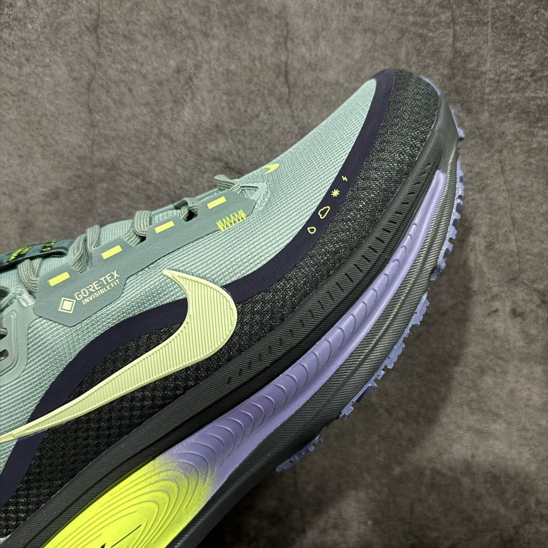 图片[6]-【XE纯原版】Nike Air Zoom Vomero 18 GTX 全新科技运动跑鞋 灰绿 HQ7001-300    正确防水gtx鞋面材质 目前市场最强品质 原版购入开发 鞋面采用硅胶发泡立体印刷 分体式组合大底 上层超临界ZOOM X泡棉 下层一次ReactX泡棉 区别市场一体底 超高质检清洁度 一切材质配件均与原版一致 原楦原纸板开发 匹配原版98%以上 完美弧度版型 原厂鞋标 立体反光鞋盒标 鞋盒防撞海绵 高端玩家必推版本 高价零售必推版本 欢迎对比市面任意版本‼️ 这双鞋简直是时尚与科技的完美融合。 经典黑色鞋面，质感爆棚，搭配超亮眼的银色大勾子，瞬间成为街头焦点。不仅颜值在线，缓震性能更是一绝 不管是日常出街还是慢跑锻炼，都能给双脚极致舒适体验。  码数超全，39-46 码任你选！别犹豫啦，穿上它，轻松走出潮流范，开启你的时尚运动新旅程！ 码段：39-46-选品中心