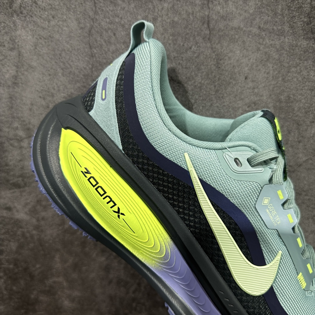 图片[7]-【XE纯原版】Nike Air Zoom Vomero 18 GTX 全新科技运动跑鞋 灰绿 HQ7001-300    正确防水gtx鞋面材质 目前市场最强品质 原版购入开发 鞋面采用硅胶发泡立体印刷 分体式组合大底 上层超临界ZOOM X泡棉 下层一次ReactX泡棉 区别市场一体底 超高质检清洁度 一切材质配件均与原版一致 原楦原纸板开发 匹配原版98%以上 完美弧度版型 原厂鞋标 立体反光鞋盒标 鞋盒防撞海绵 高端玩家必推版本 高价零售必推版本 欢迎对比市面任意版本‼️ 这双鞋简直是时尚与科技的完美融合。 经典黑色鞋面，质感爆棚，搭配超亮眼的银色大勾子，瞬间成为街头焦点。不仅颜值在线，缓震性能更是一绝 不管是日常出街还是慢跑锻炼，都能给双脚极致舒适体验。  码数超全，39-46 码任你选！别犹豫啦，穿上它，轻松走出潮流范，开启你的时尚运动新旅程！ 码段：39-46-选品中心