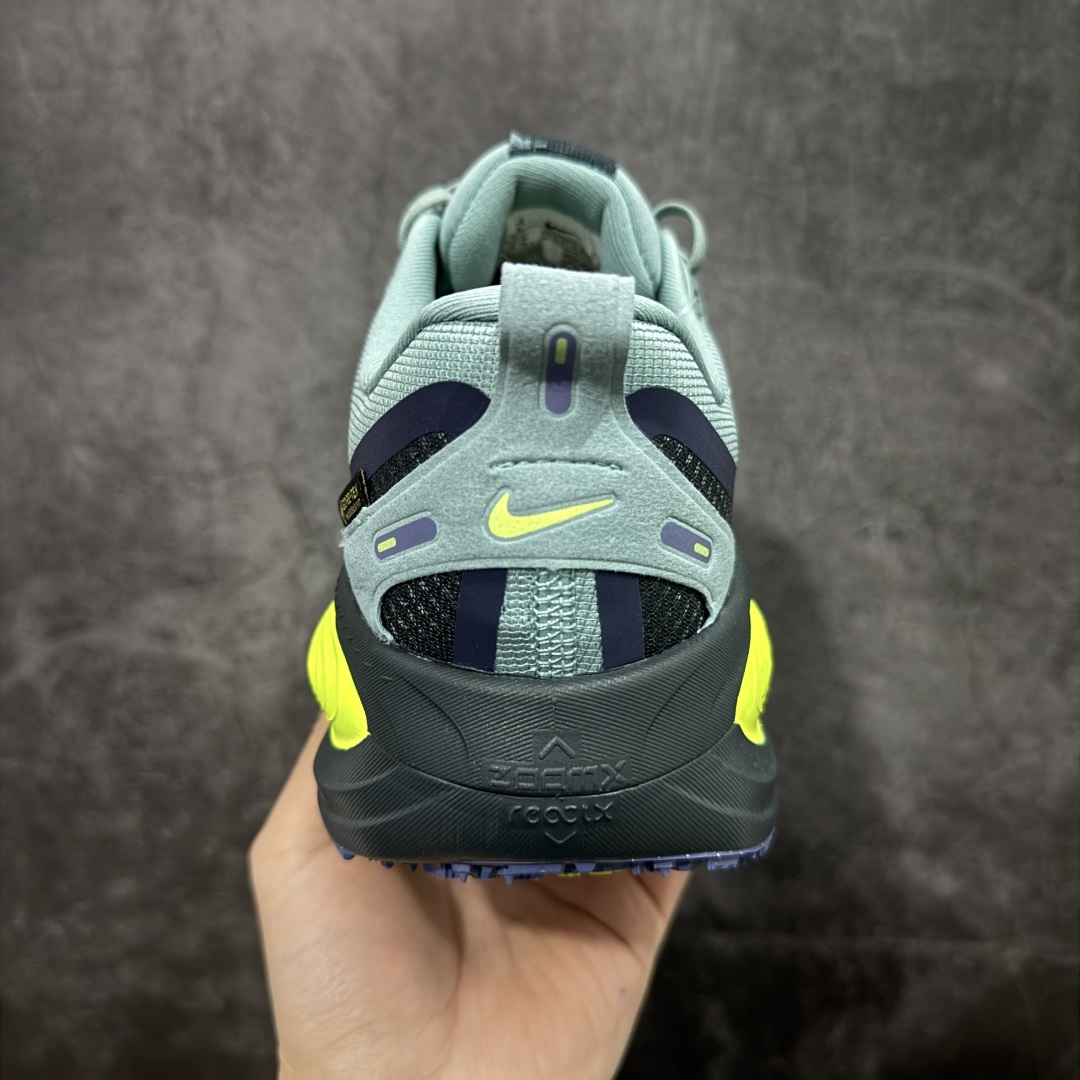 图片[4]-【XE纯原版】Nike Air Zoom Vomero 18 GTX 全新科技运动跑鞋 灰绿 HQ7001-300    正确防水gtx鞋面材质 目前市场最强品质 原版购入开发 鞋面采用硅胶发泡立体印刷 分体式组合大底 上层超临界ZOOM X泡棉 下层一次ReactX泡棉 区别市场一体底 超高质检清洁度 一切材质配件均与原版一致 原楦原纸板开发 匹配原版98%以上 完美弧度版型 原厂鞋标 立体反光鞋盒标 鞋盒防撞海绵 高端玩家必推版本 高价零售必推版本 欢迎对比市面任意版本‼️ 这双鞋简直是时尚与科技的完美融合。 经典黑色鞋面，质感爆棚，搭配超亮眼的银色大勾子，瞬间成为街头焦点。不仅颜值在线，缓震性能更是一绝 不管是日常出街还是慢跑锻炼，都能给双脚极致舒适体验。  码数超全，39-46 码任你选！别犹豫啦，穿上它，轻松走出潮流范，开启你的时尚运动新旅程！ 码段：39-46-选品中心
