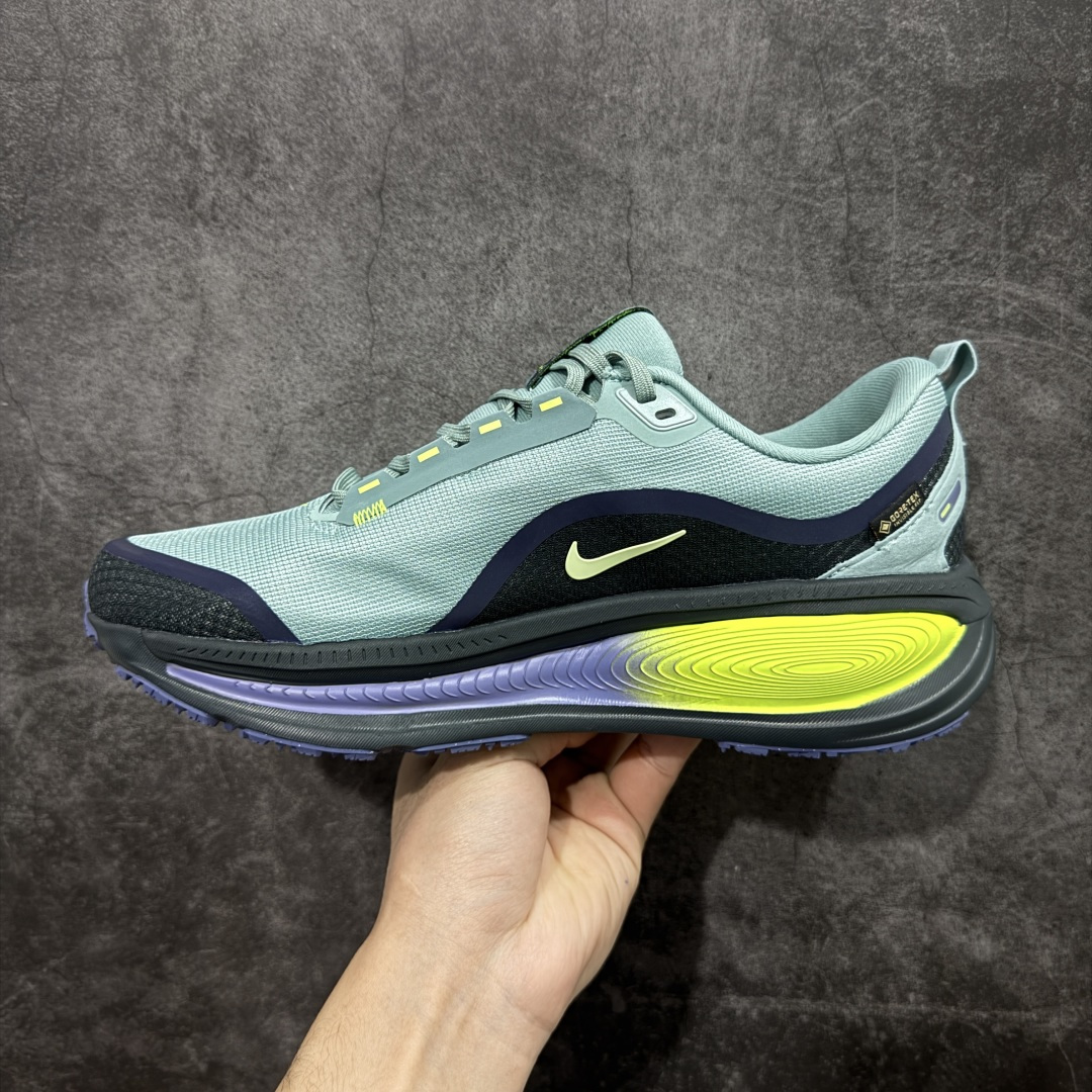 图片[2]-【XE纯原版】Nike Air Zoom Vomero 18 GTX 全新科技运动跑鞋 灰绿 HQ7001-300    正确防水gtx鞋面材质 目前市场最强品质 原版购入开发 鞋面采用硅胶发泡立体印刷 分体式组合大底 上层超临界ZOOM X泡棉 下层一次ReactX泡棉 区别市场一体底 超高质检清洁度 一切材质配件均与原版一致 原楦原纸板开发 匹配原版98%以上 完美弧度版型 原厂鞋标 立体反光鞋盒标 鞋盒防撞海绵 高端玩家必推版本 高价零售必推版本 欢迎对比市面任意版本‼️ 这双鞋简直是时尚与科技的完美融合。 经典黑色鞋面，质感爆棚，搭配超亮眼的银色大勾子，瞬间成为街头焦点。不仅颜值在线，缓震性能更是一绝 不管是日常出街还是慢跑锻炼，都能给双脚极致舒适体验。  码数超全，39-46 码任你选！别犹豫啦，穿上它，轻松走出潮流范，开启你的时尚运动新旅程！ 码段：39-46-选品中心