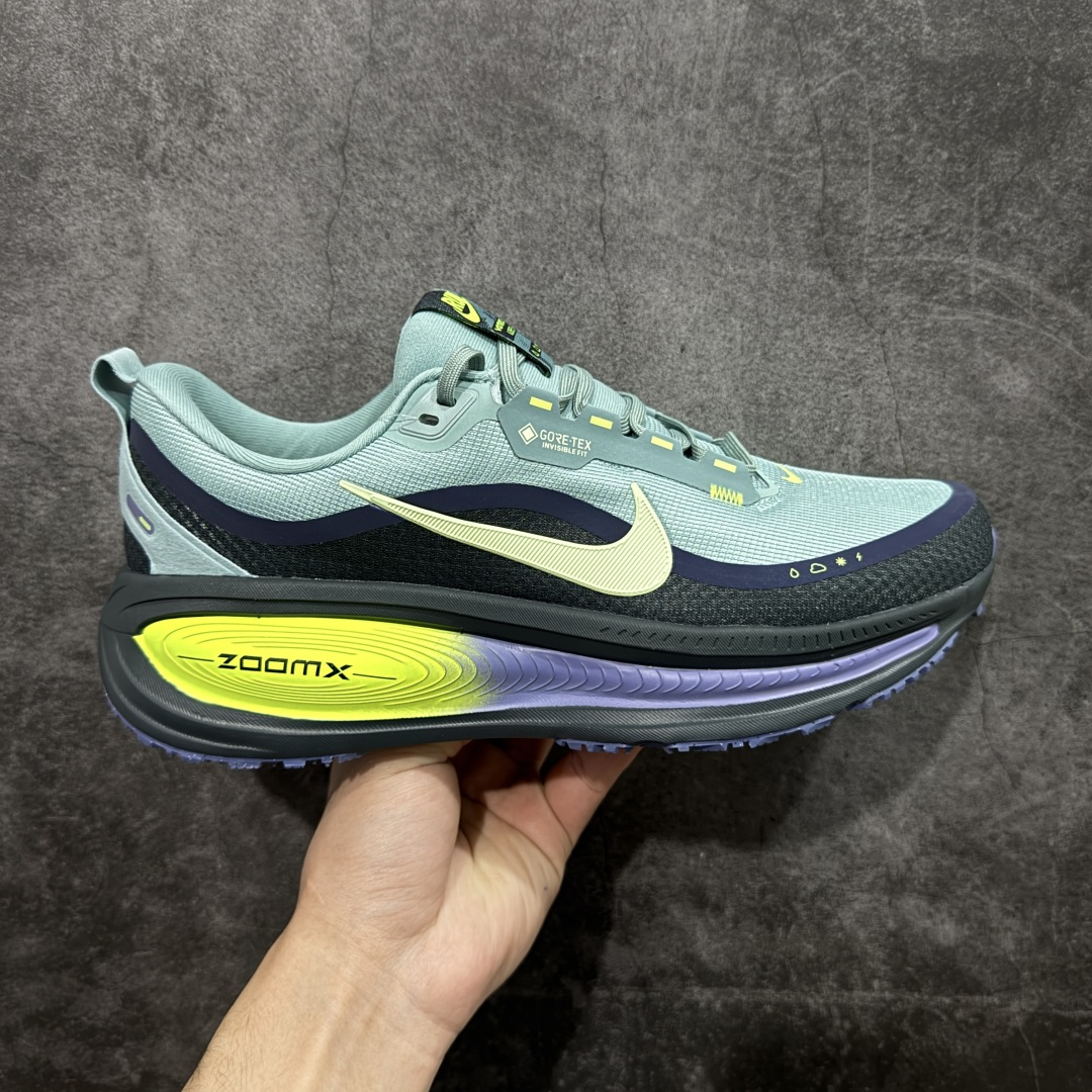 【XE纯原版】Nike Air Zoom Vomero 18 GTX 全新科技运动跑鞋 灰绿 HQ7001-300    正确防水gtx鞋面材质 目前市场最强品质 原版购入开发 鞋面采用硅胶发泡立体印刷 分体式组合大底 上层超临界ZOOM X泡棉 下层一次ReactX泡棉 区别市场一体底 超高质检清洁度 一切材质配件均与原版一致 原楦原纸板开发 匹配原版98%以上 完美弧度版型 原厂鞋标 立体反光鞋盒标 鞋盒防撞海绵 高端玩家必推版本 高价零售必推版本 欢迎对比市面任意版本‼️ 这双鞋简直是时尚与科技的完美融合。 经典黑色鞋面，质感爆棚，搭配超亮眼的银色大勾子，瞬间成为街头焦点。不仅颜值在线，缓震性能更是一绝 不管是日常出街还是慢跑锻炼，都能给双脚极致舒适体验。  码数超全，39-46 码任你选！别犹豫啦，穿上它，轻松走出潮流范，开启你的时尚运动新旅程！ 码段：39-46-选品中心