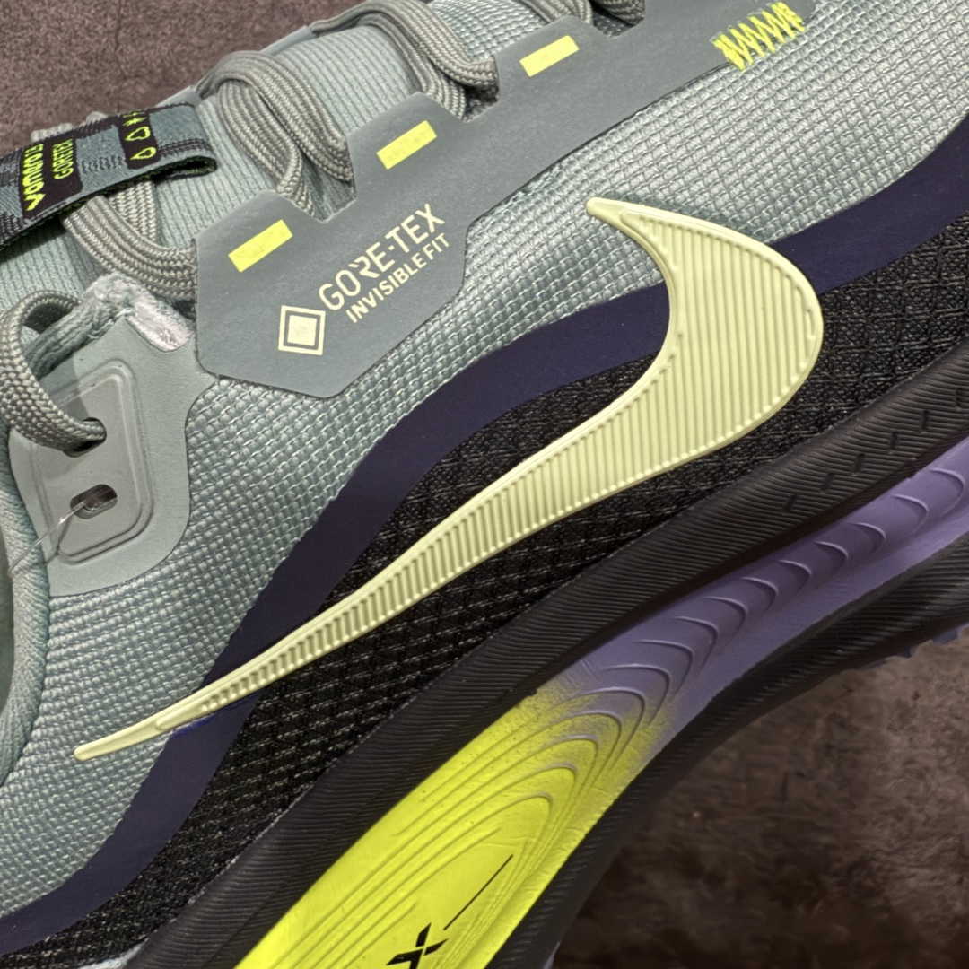 图片[4]-【XE纯原版】Nike Air Zoom Vomero 18 GTX 全新科技运动跑鞋 灰绿 HQ7001-300    正确防水gtx鞋面材质 目前市场最强品质 原版购入开发 鞋面采用硅胶发泡立体印刷 分体式组合大底 上层超临界ZOOM X泡棉 下层一次ReactX泡棉 区别市场一体底 超高质检清洁度 一切材质配件均与原版一致 原楦原纸板开发 匹配原版98%以上 完美弧度版型 原厂鞋标 立体反光鞋盒标 鞋盒防撞海绵 高端玩家必推版本 高价零售必推版本 欢迎对比市面任意版本‼️ 这双鞋简直是时尚与科技的完美融合。 经典黑色鞋面，质感爆棚，搭配超亮眼的银色大勾子，瞬间成为街头焦点。不仅颜值在线，缓震性能更是一绝 不管是日常出街还是慢跑锻炼，都能给双脚极致舒适体验。  码数超全，39-46 码任你选！别犹豫啦，穿上它，轻松走出潮流范，开启你的时尚运动新旅程！ 码段：39-46-选品中心