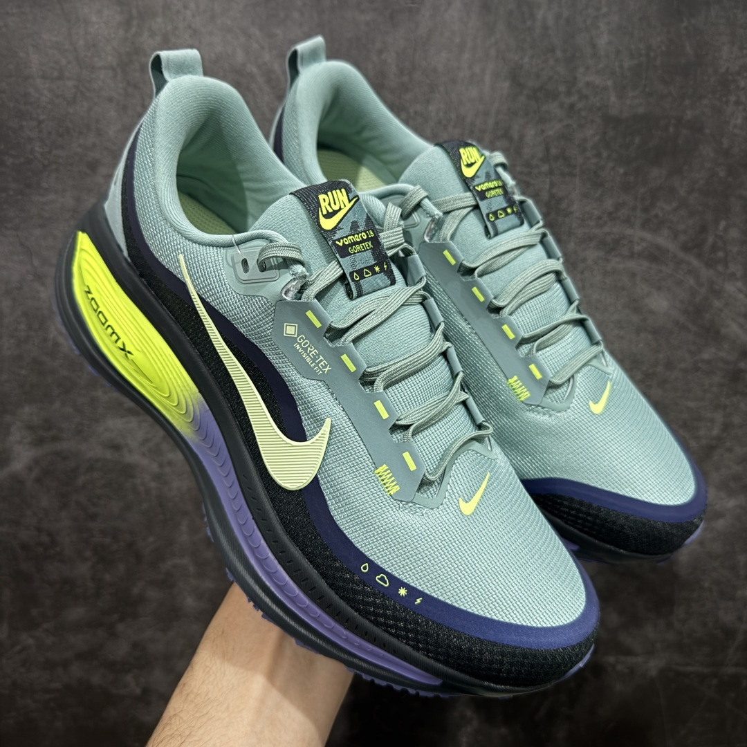 【XE纯原版】Nike Air Zoom Vomero 18 GTX 全新科技运动跑鞋 灰绿 HQ7001-300    正确防水gtx鞋面材质 目前市场最强品质 原版购入开发 鞋面采用硅胶发泡立体印刷 分体式组合大底 上层超临界ZOOM X泡棉 下层一次ReactX泡棉 区别市场一体底 超高质检清洁度 一切材质配件均与原版一致 原楦原纸板开发 匹配原版98%以上 完美弧度版型 原厂鞋标 立体反光鞋盒标 鞋盒防撞海绵 高端玩家必推版本 高价零售必推版本 欢迎对比市面任意版本‼️ 这双鞋简直是时尚与科技的完美融合。 经典黑色鞋面，质感爆棚，搭配超亮眼的银色大勾子，瞬间成为街头焦点。不仅颜值在线，缓震性能更是一绝 不管是日常出街还是慢跑锻炼，都能给双脚极致舒适体验。  码数超全，39-46 码任你选！别犹豫啦，穿上它，轻松走出潮流范，开启你的时尚运动新旅程！ 码段：39-46-选品中心