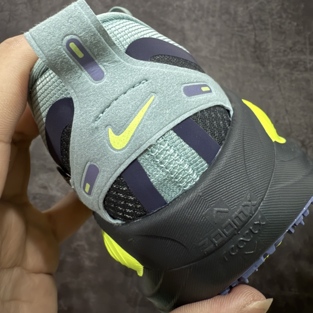 图片[2]-【XE纯原版】Nike Air Zoom Vomero 18 GTX 全新科技运动跑鞋 灰绿 HQ7001-300    正确防水gtx鞋面材质 目前市场最强品质 原版购入开发 鞋面采用硅胶发泡立体印刷 分体式组合大底 上层超临界ZOOM X泡棉 下层一次ReactX泡棉 区别市场一体底 超高质检清洁度 一切材质配件均与原版一致 原楦原纸板开发 匹配原版98%以上 完美弧度版型 原厂鞋标 立体反光鞋盒标 鞋盒防撞海绵 高端玩家必推版本 高价零售必推版本 欢迎对比市面任意版本‼️ 这双鞋简直是时尚与科技的完美融合。 经典黑色鞋面，质感爆棚，搭配超亮眼的银色大勾子，瞬间成为街头焦点。不仅颜值在线，缓震性能更是一绝 不管是日常出街还是慢跑锻炼，都能给双脚极致舒适体验。  码数超全，39-46 码任你选！别犹豫啦，穿上它，轻松走出潮流范，开启你的时尚运动新旅程！ 码段：39-46-选品中心