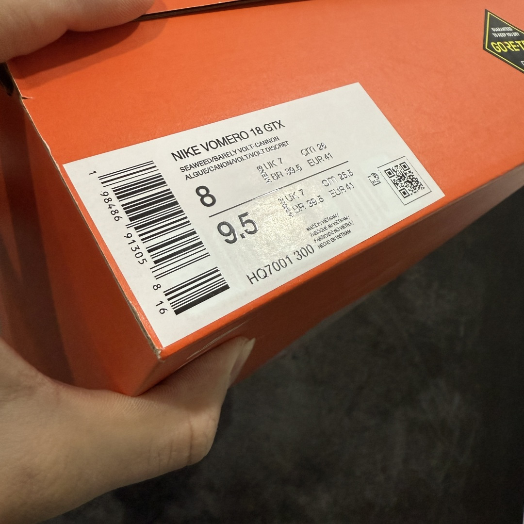 图片[9]-【XE纯原版】Nike Air Zoom Vomero 18 GTX 全新科技运动跑鞋 灰绿 HQ7001-300    正确防水gtx鞋面材质 目前市场最强品质 原版购入开发 鞋面采用硅胶发泡立体印刷 分体式组合大底 上层超临界ZOOM X泡棉 下层一次ReactX泡棉 区别市场一体底 超高质检清洁度 一切材质配件均与原版一致 原楦原纸板开发 匹配原版98%以上 完美弧度版型 原厂鞋标 立体反光鞋盒标 鞋盒防撞海绵 高端玩家必推版本 高价零售必推版本 欢迎对比市面任意版本‼️ 这双鞋简直是时尚与科技的完美融合。 经典黑色鞋面，质感爆棚，搭配超亮眼的银色大勾子，瞬间成为街头焦点。不仅颜值在线，缓震性能更是一绝 不管是日常出街还是慢跑锻炼，都能给双脚极致舒适体验。  码数超全，39-46 码任你选！别犹豫啦，穿上它，轻松走出潮流范，开启你的时尚运动新旅程！ 码段：39-46-选品中心